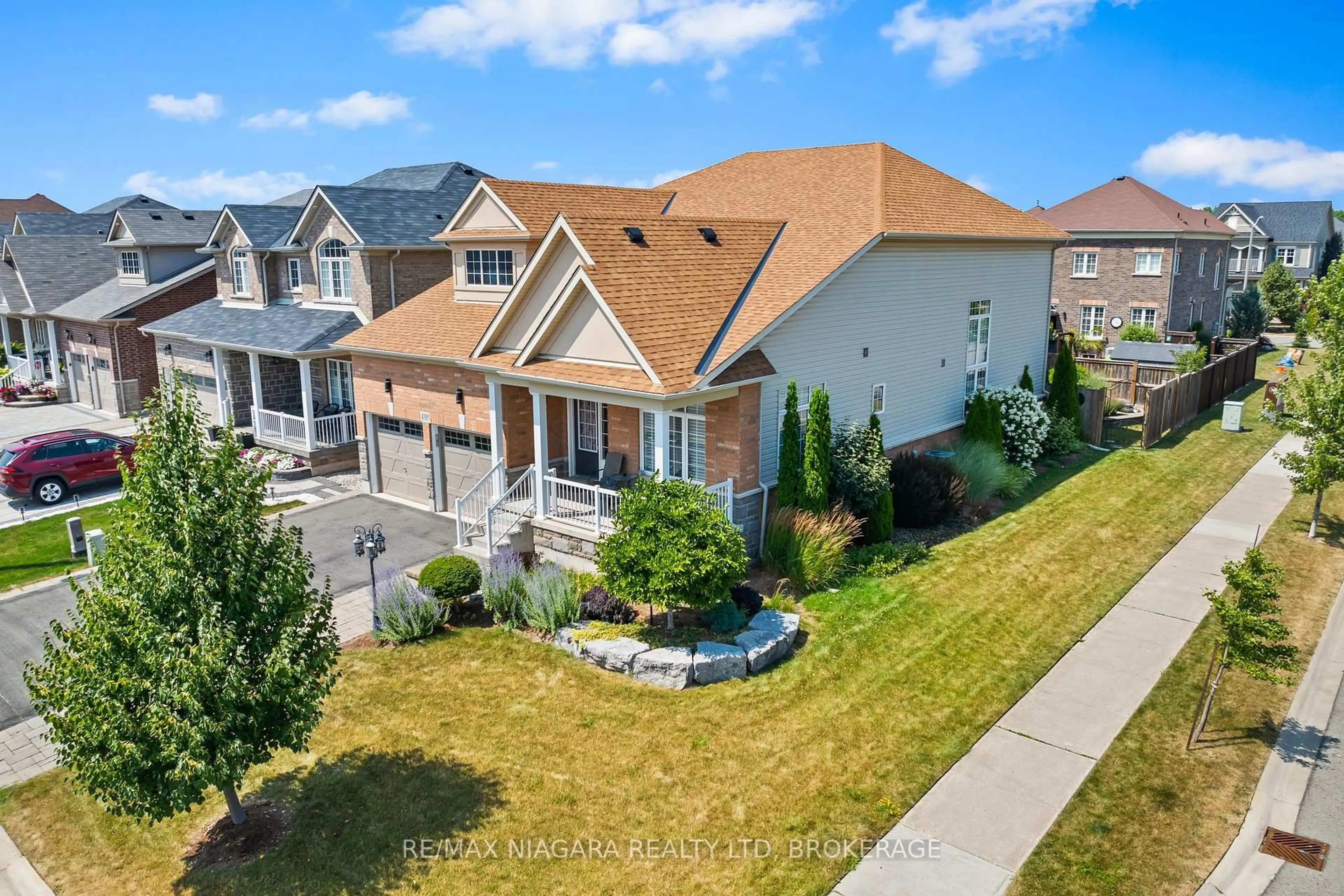 A pic from outside/outdoor area/front of a property/back of a property/a pic from drone, unknown for 4385 Cinnamon Grve, Niagara Falls Ontario L2G 0G2