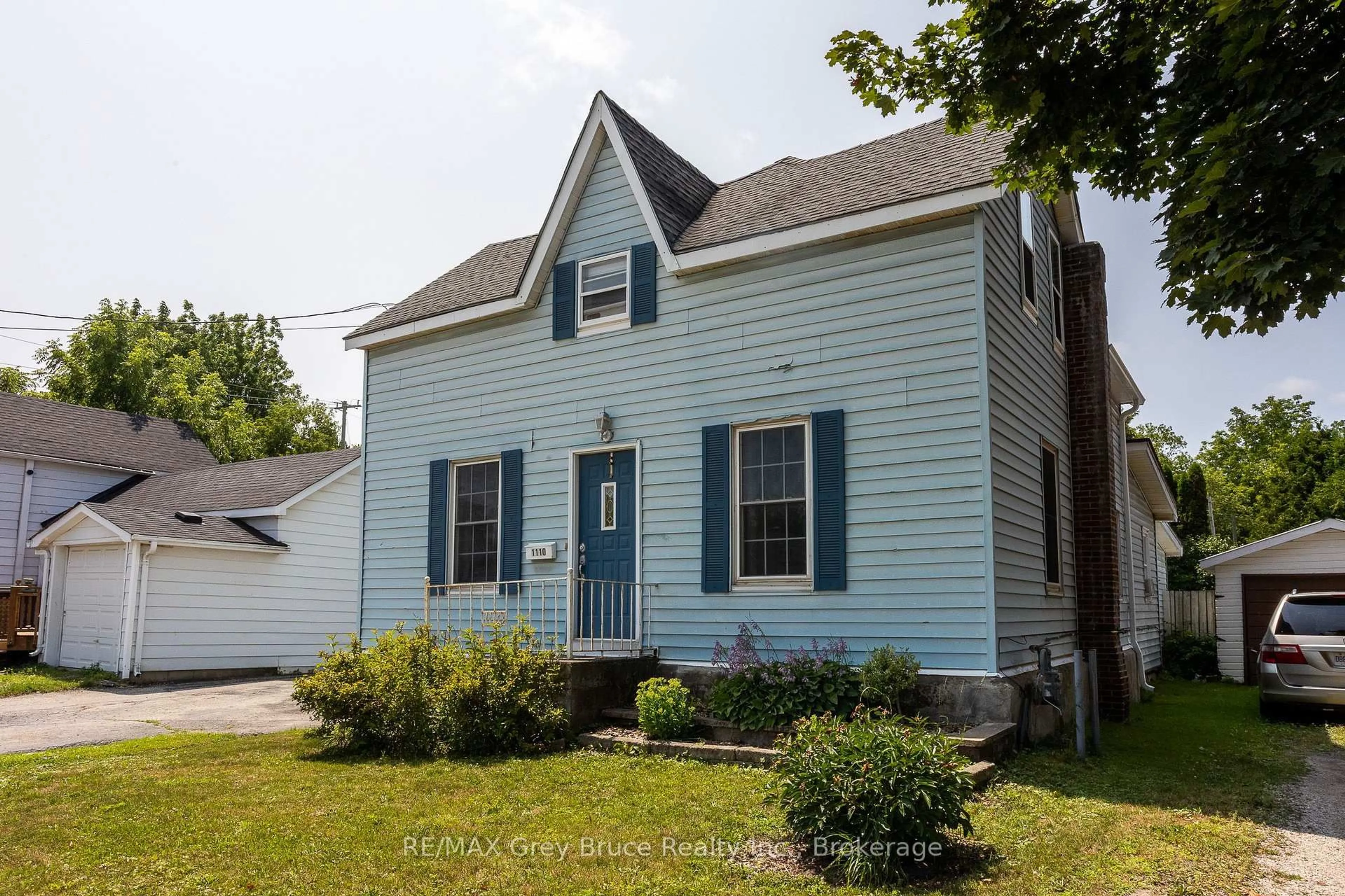 Home with vinyl exterior material, street for 1110 2nd Ave, Owen Sound Ontario N4K 4N2