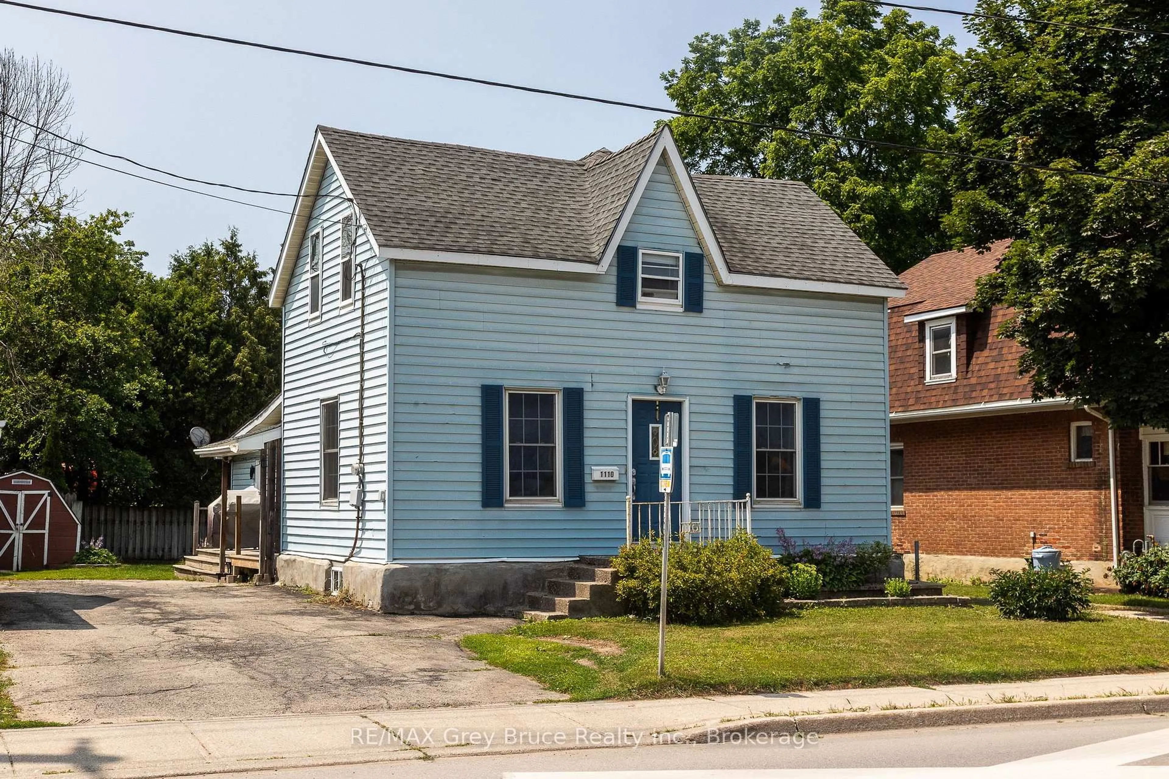 Home with vinyl exterior material, street for 1110 2nd Ave, Owen Sound Ontario N4K 4N2