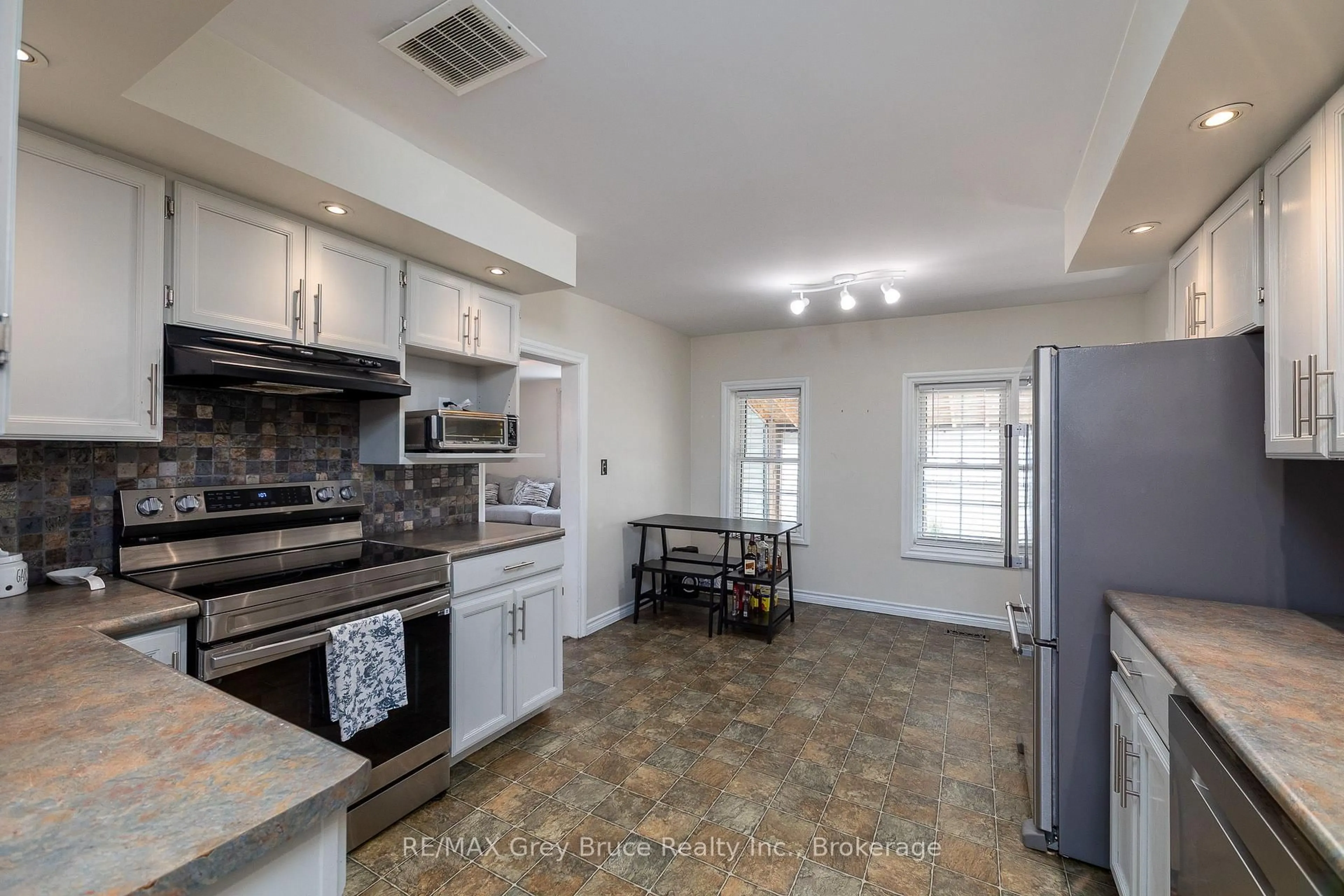 Standard kitchen, ceramic/tile floor for 1110 2nd Ave, Owen Sound Ontario N4K 4N2