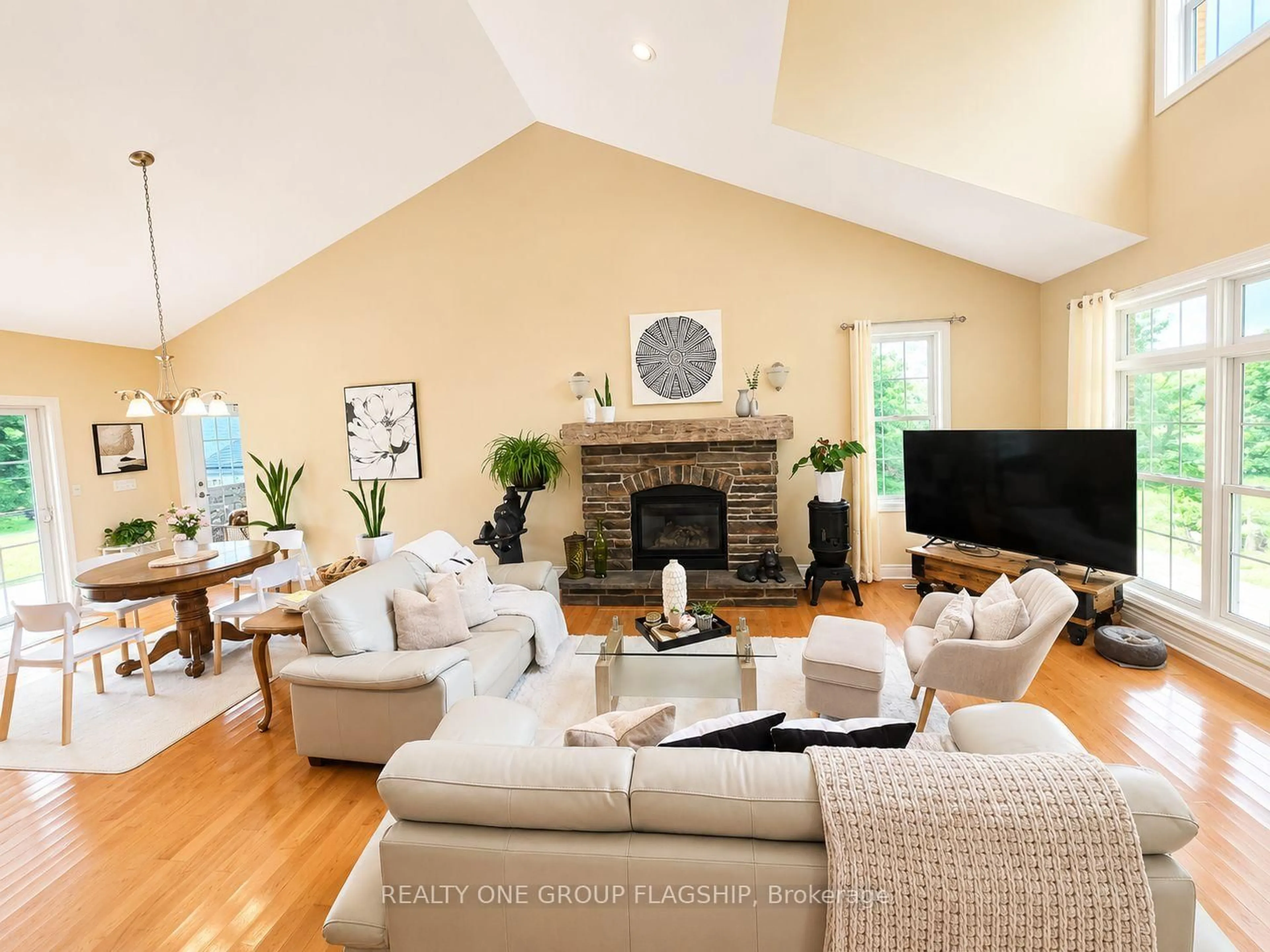 Living room with furniture, unknown for 2015 Nigh Rd, Fort Erie Ontario L2A 5M4
