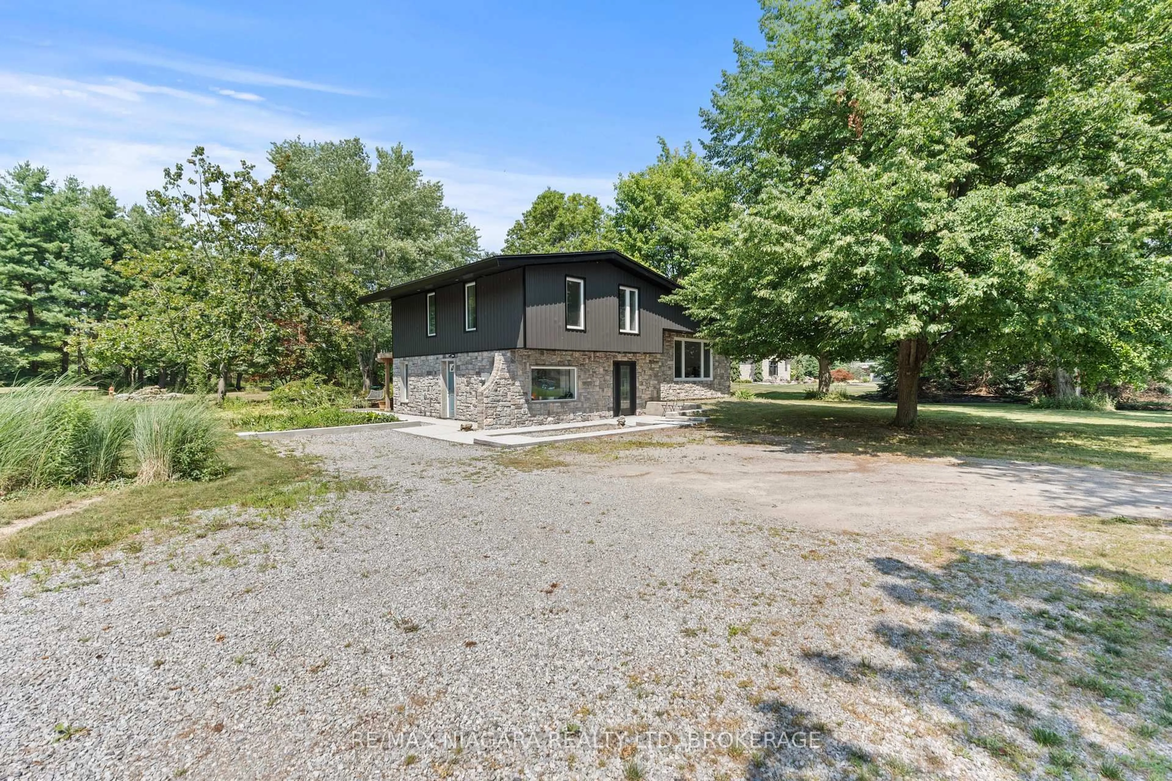 A pic from outside/outdoor area/front of a property/back of a property/a pic from drone, unknown for 1546 Nigh Rd, Fort Erie Ontario L2A 5M4