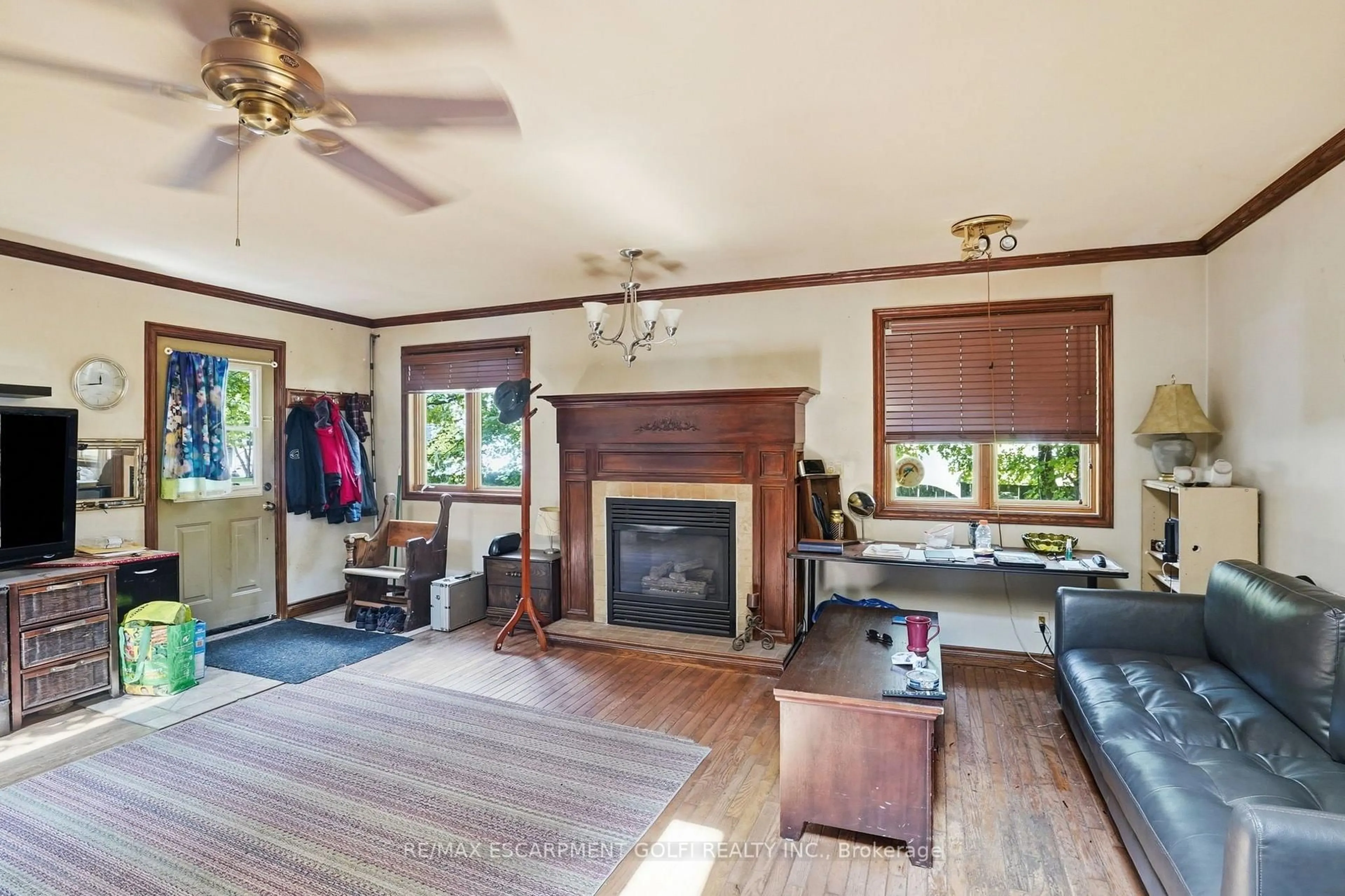 Living room with furniture, wood/laminate floor for 83 York St, St. Catharines Ontario L2R 6C8