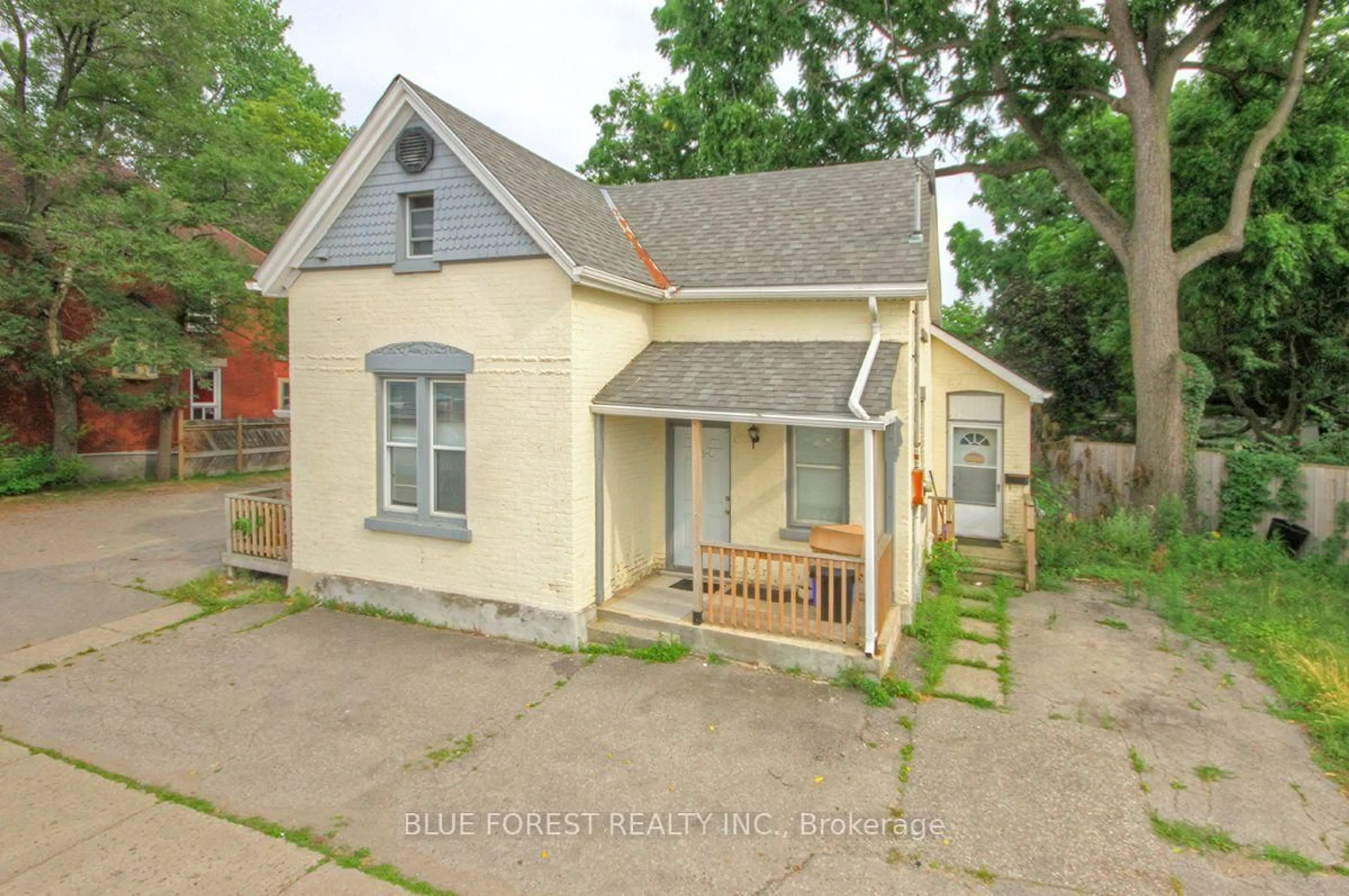 A pic from outside/outdoor area/front of a property/back of a property/a pic from drone, street for 28 Oxford St, London North Ontario N6H 1R3