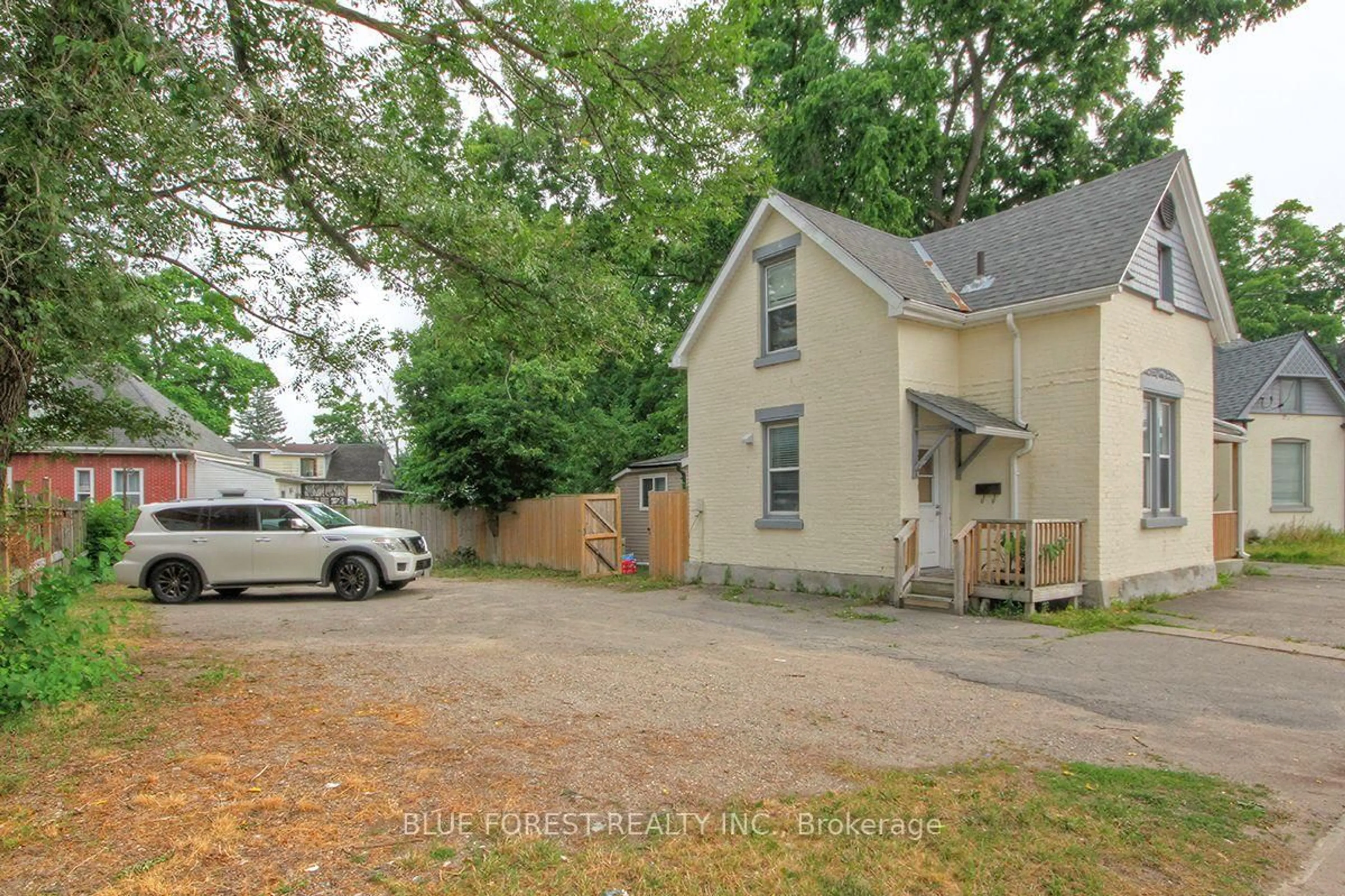 A pic from outside/outdoor area/front of a property/back of a property/a pic from drone, street for 28 Oxford St, London North Ontario N6H 1R3