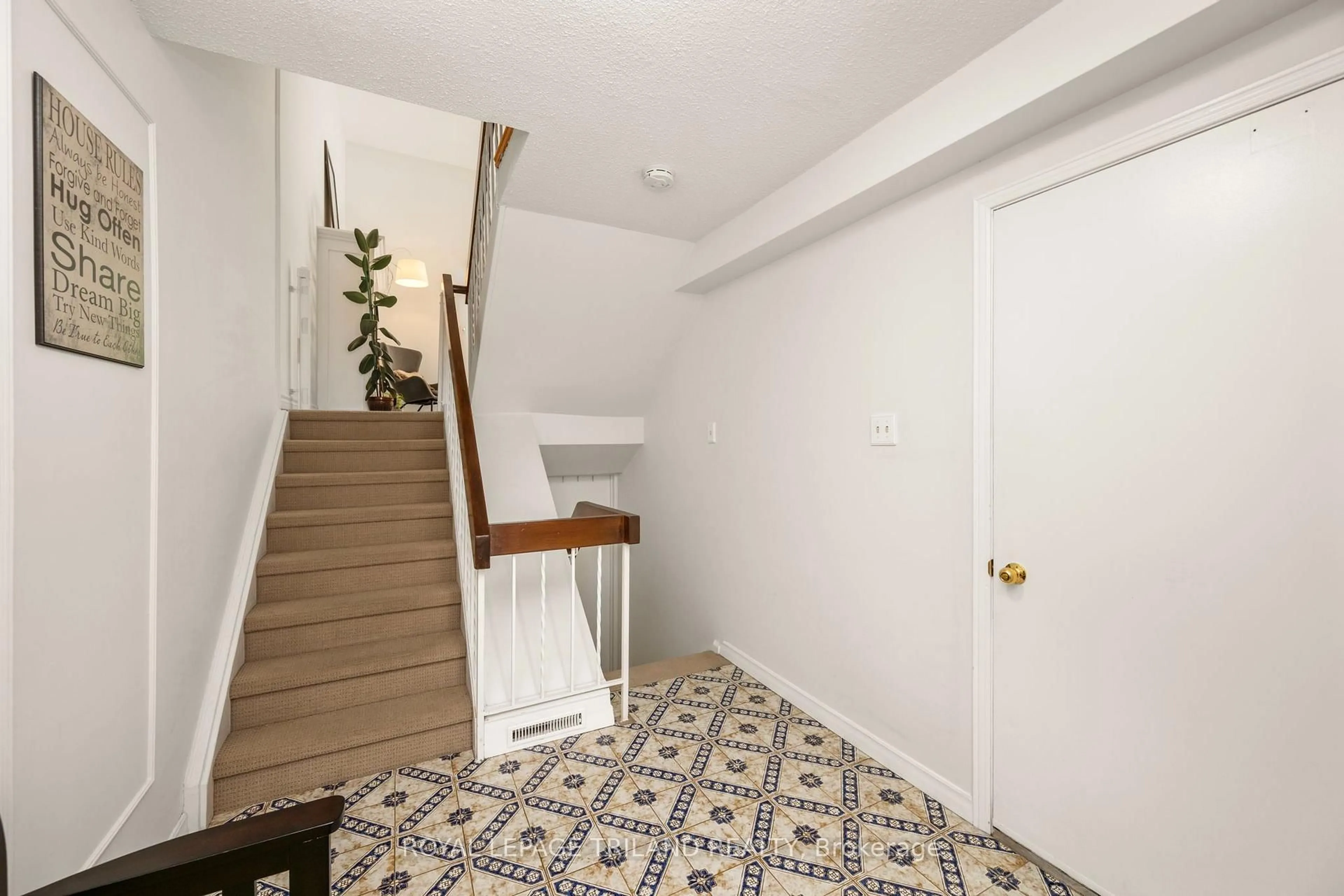 Unknown for 300 Sandringham Cres #14, London South Ontario N6C 5B4