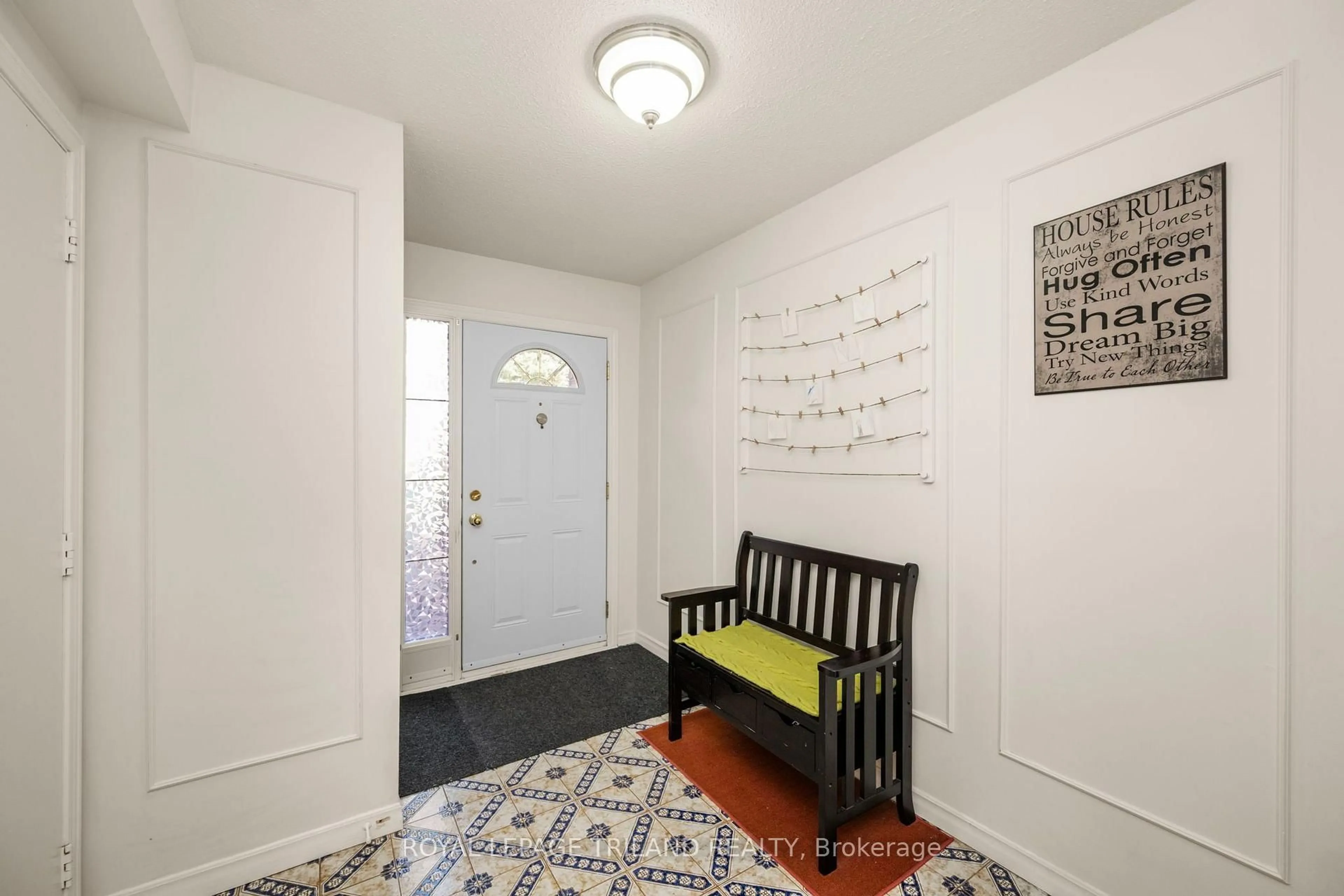 Indoor entryway for 300 Sandringham Cres #14, London South Ontario N6C 5B4