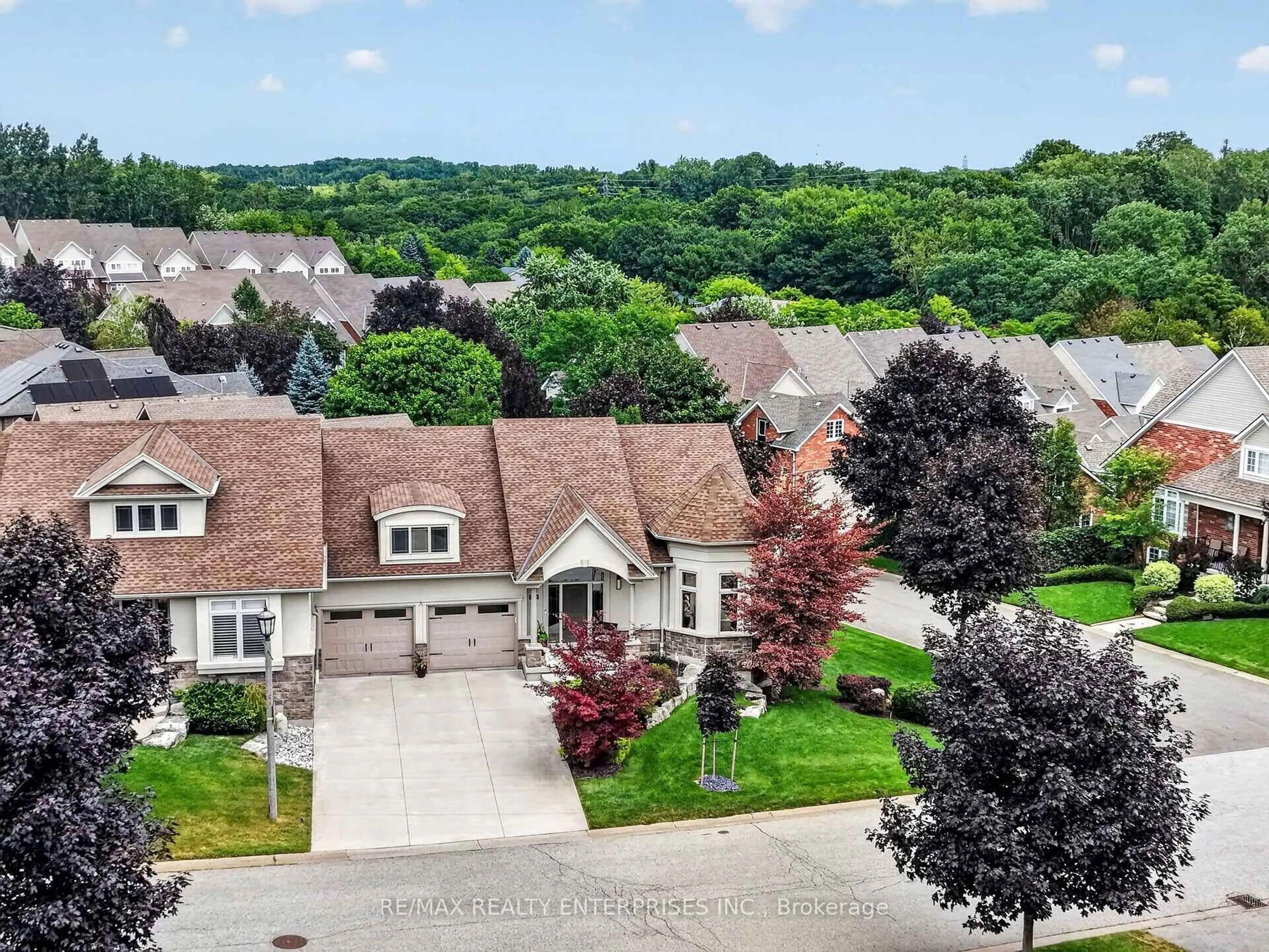 A pic from outside/outdoor area/front of a property/back of a property/a pic from drone, unknown for 6339 Pinestone Rd, Niagara Falls Ontario L2J 4L1