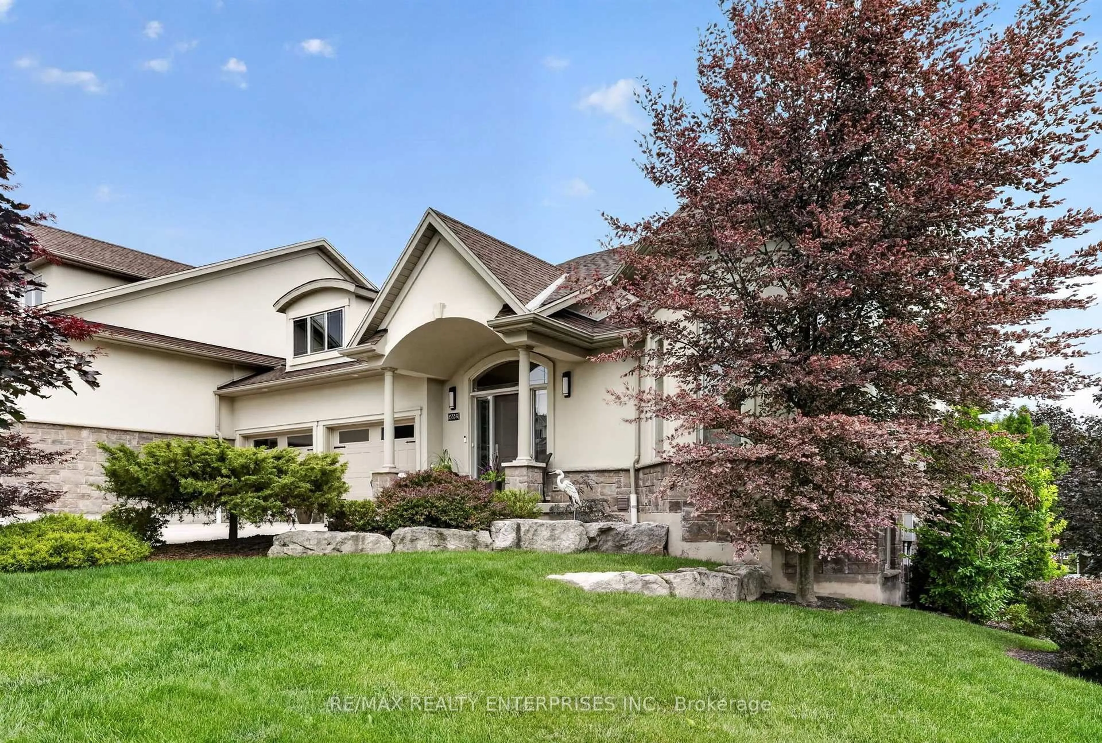 Home with vinyl exterior material, street for 6339 Pinestone Rd, Niagara Falls Ontario L2J 4L1