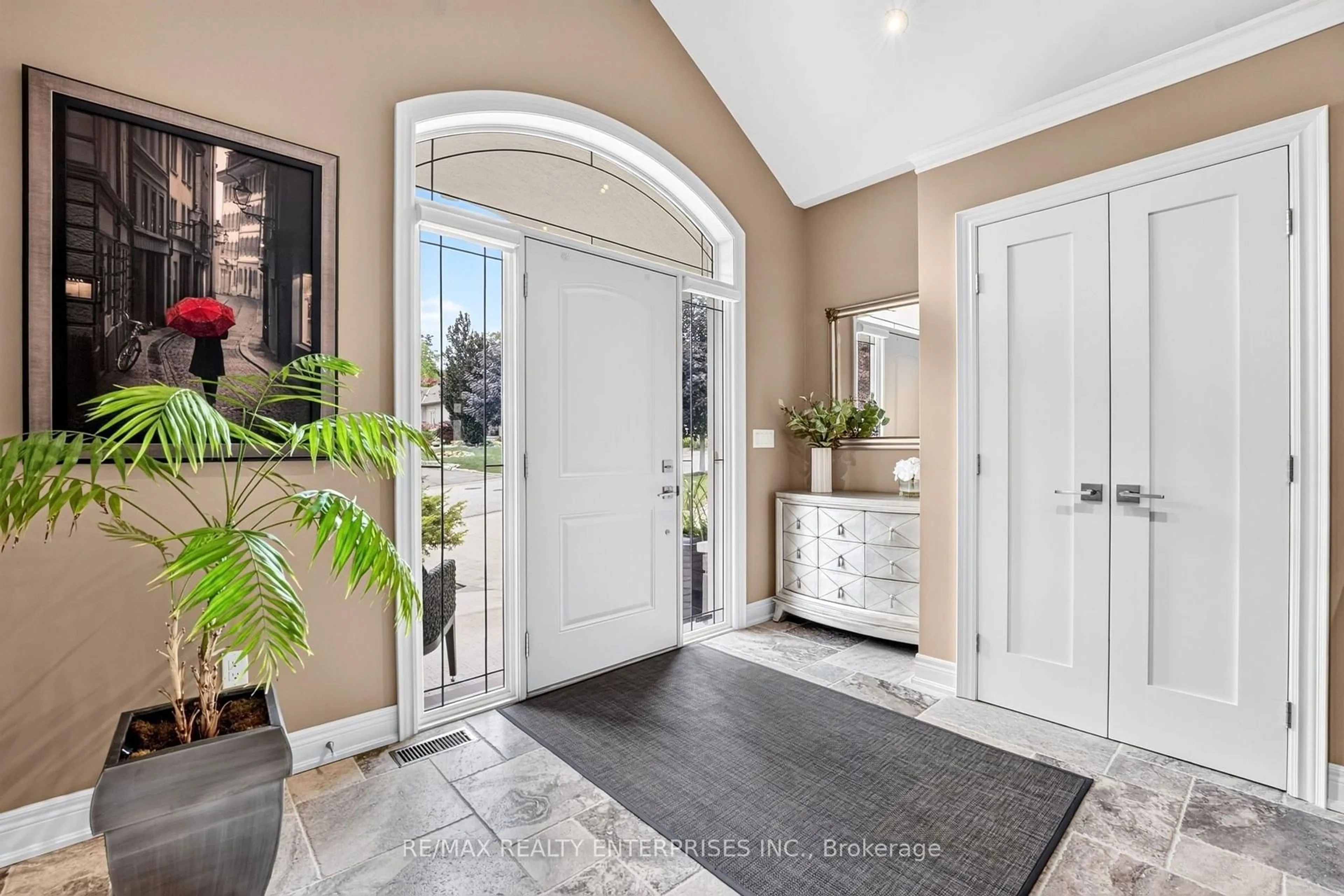 Indoor entryway for 6339 Pinestone Rd, Niagara Falls Ontario L2J 4L1