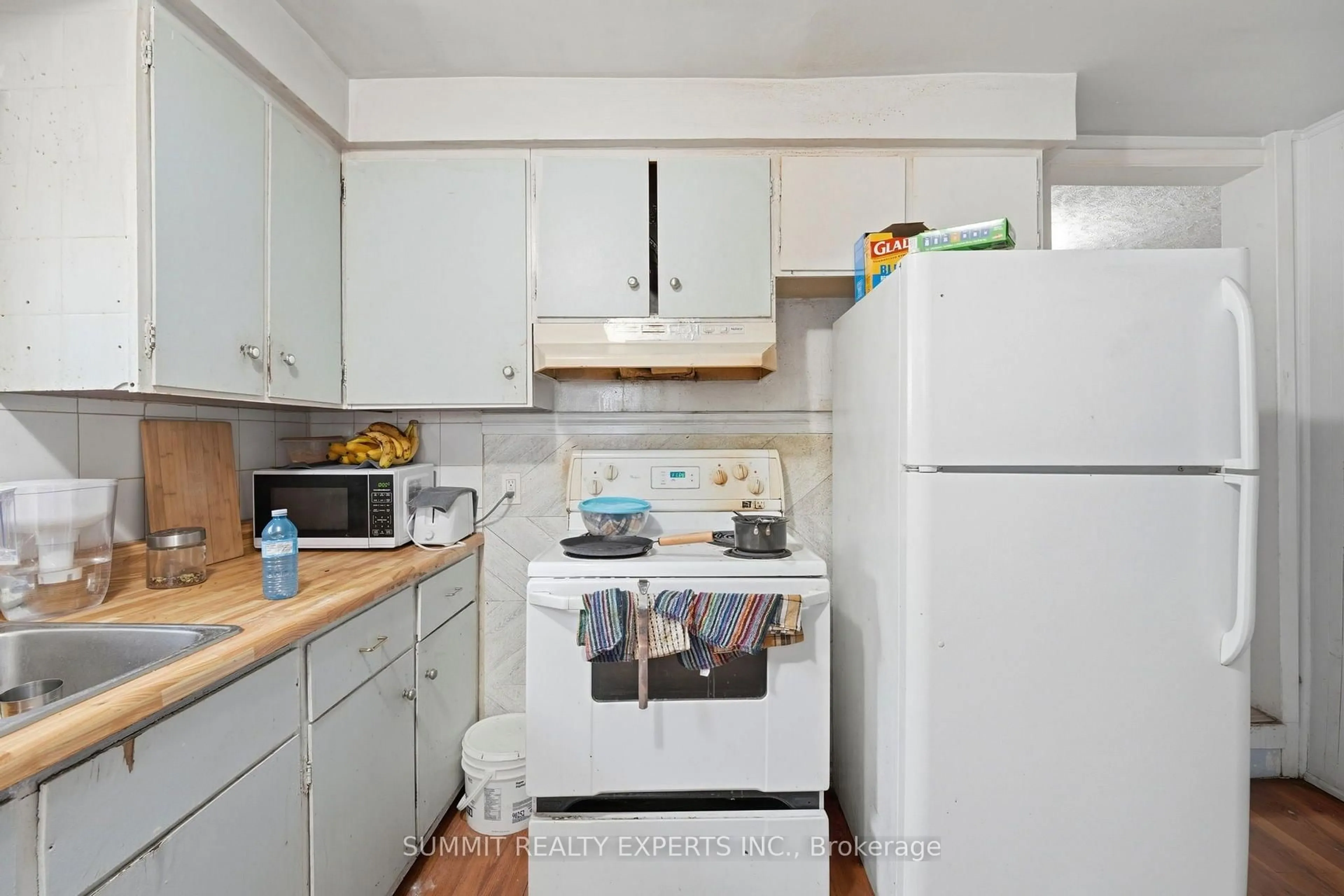 Standard kitchen, unknown for 225 Ainsile St, Cambridge Ontario N1R 3L2