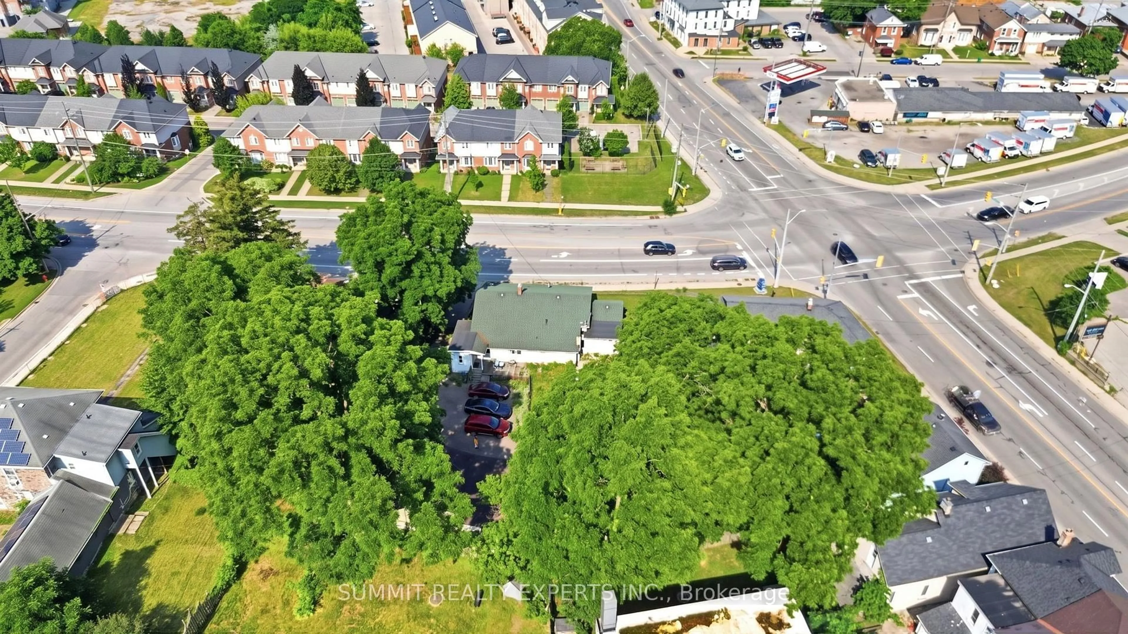 A pic from outside/outdoor area/front of a property/back of a property/a pic from drone, street for 225 Ainsile St, Cambridge Ontario N1R 3L2