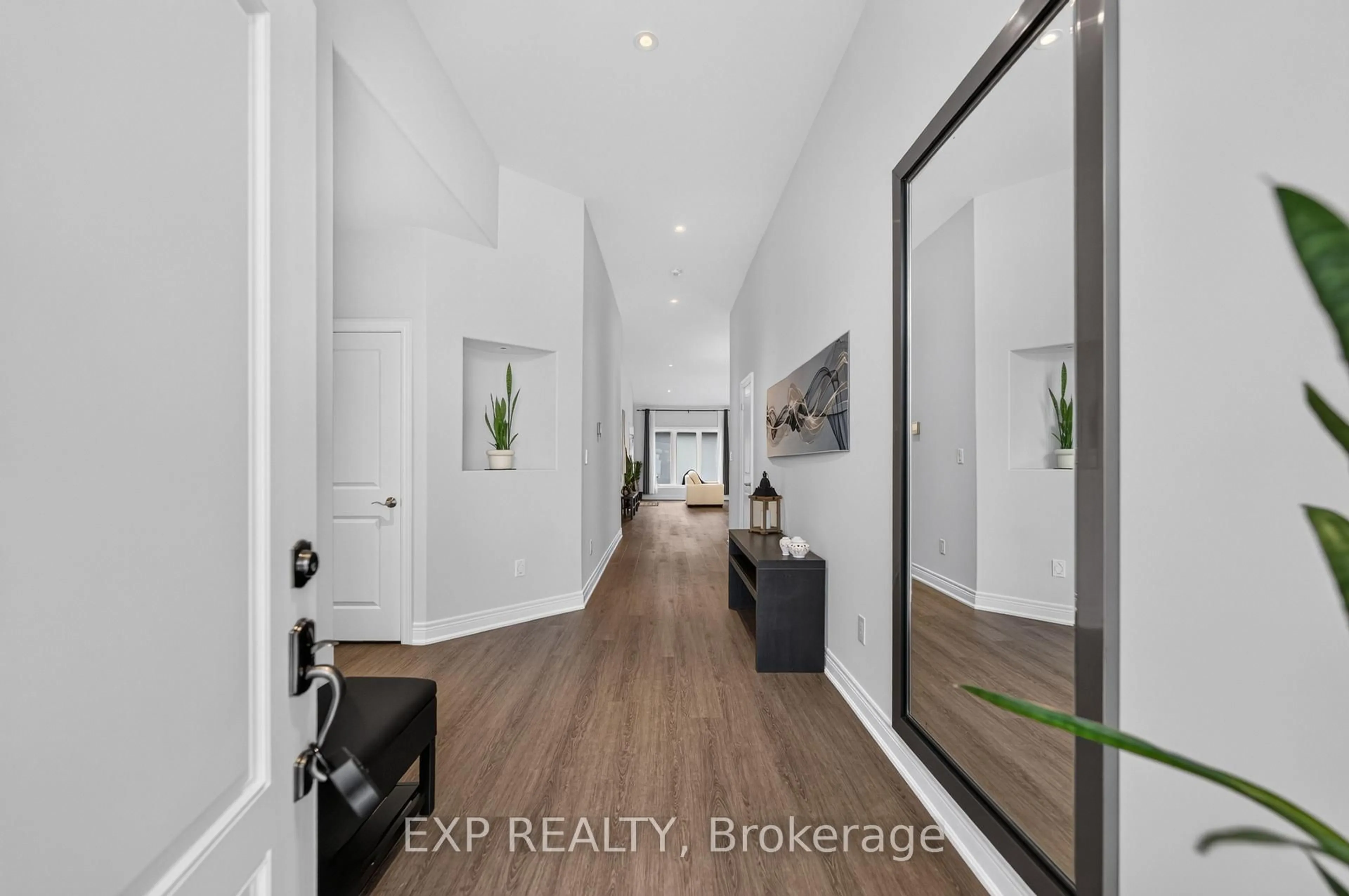 Indoor entryway for 3571 Whispering Woods Tr, Fort Erie Ontario L0S 1N0