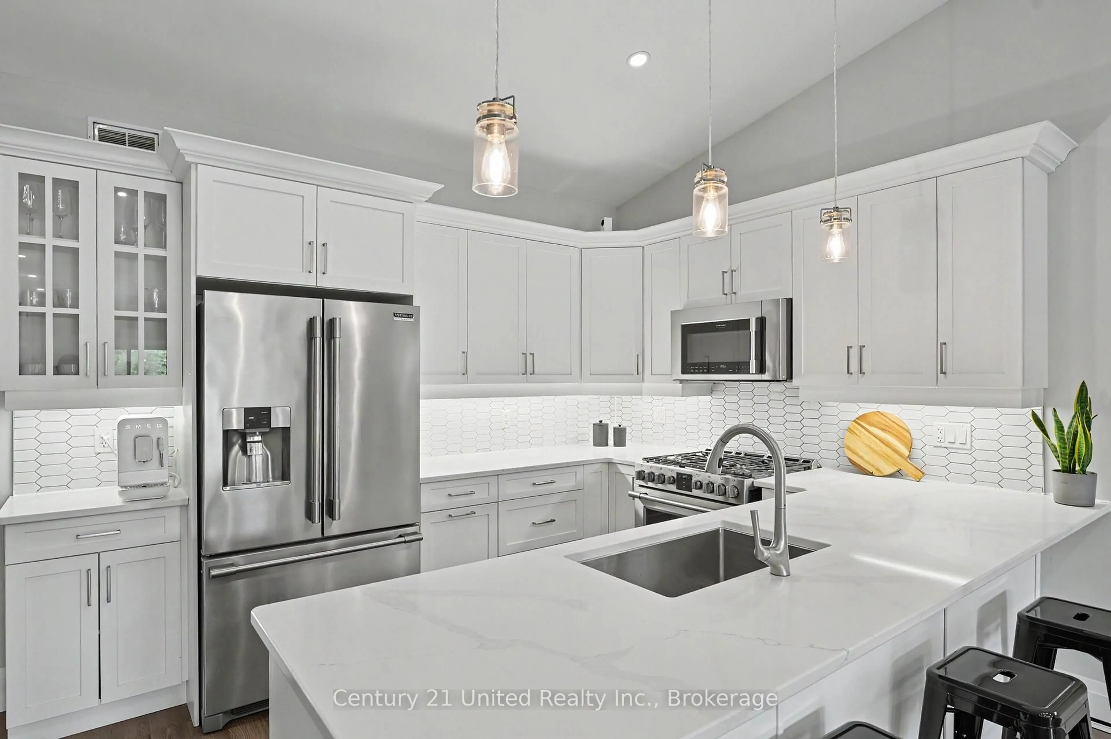 Contemporary kitchen, ceramic/tile floor for 606 Settlers Rdge, Peterborough Ontario K9L 0G3