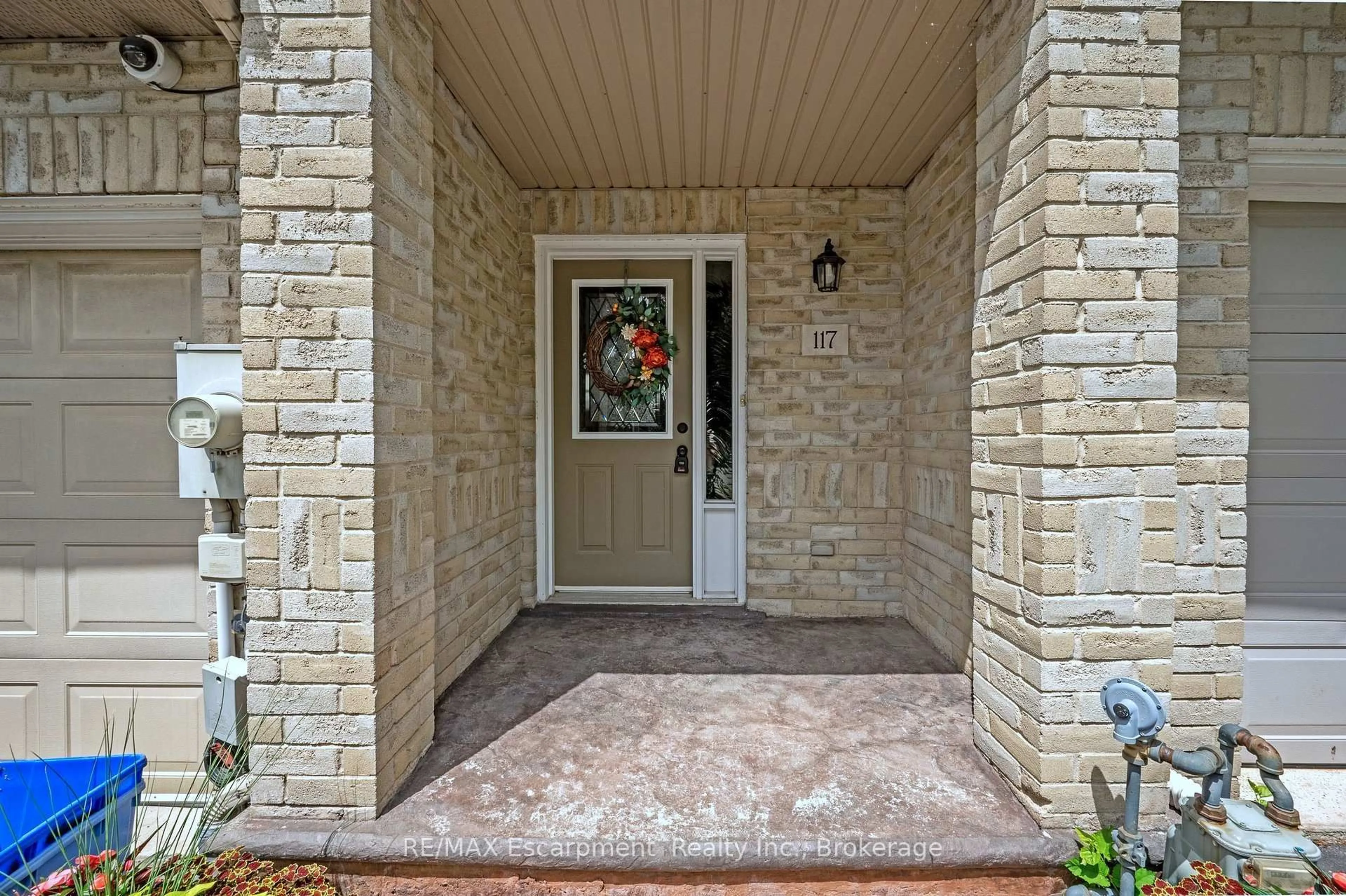 Indoor entryway for 117 Frances Ave, Hamilton Ontario L8E 6A3