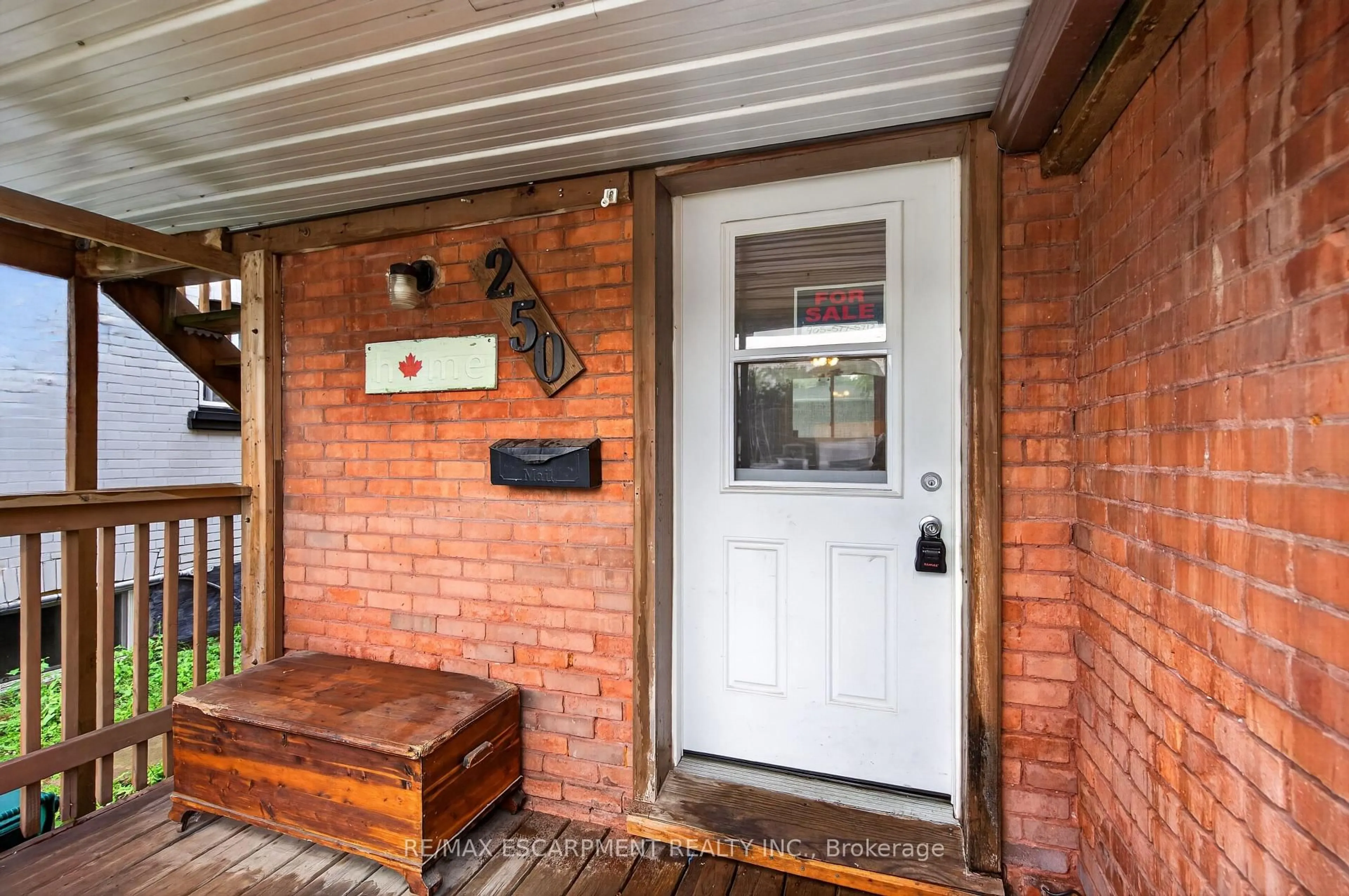 Indoor entryway for 250 Murray St, Brantford Ontario N3S 5S3