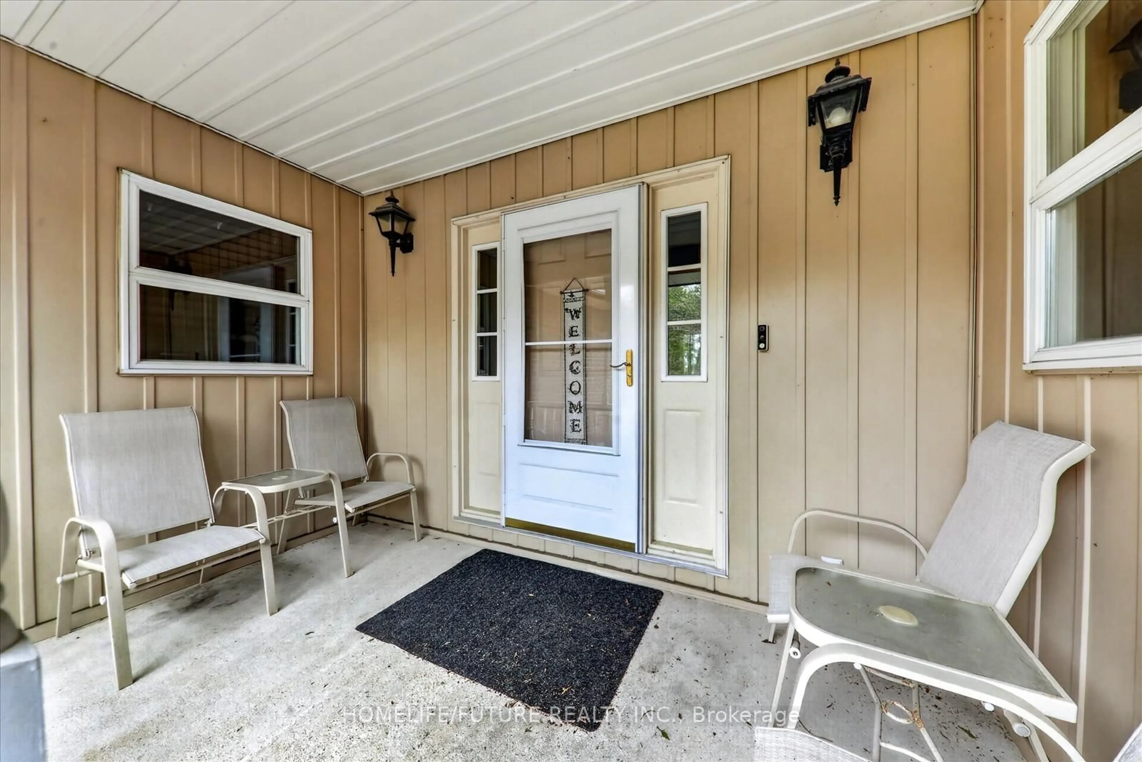 Indoor entryway for 137 Woodland Park Rd, Blue Mountains Ontario N0H 1J0
