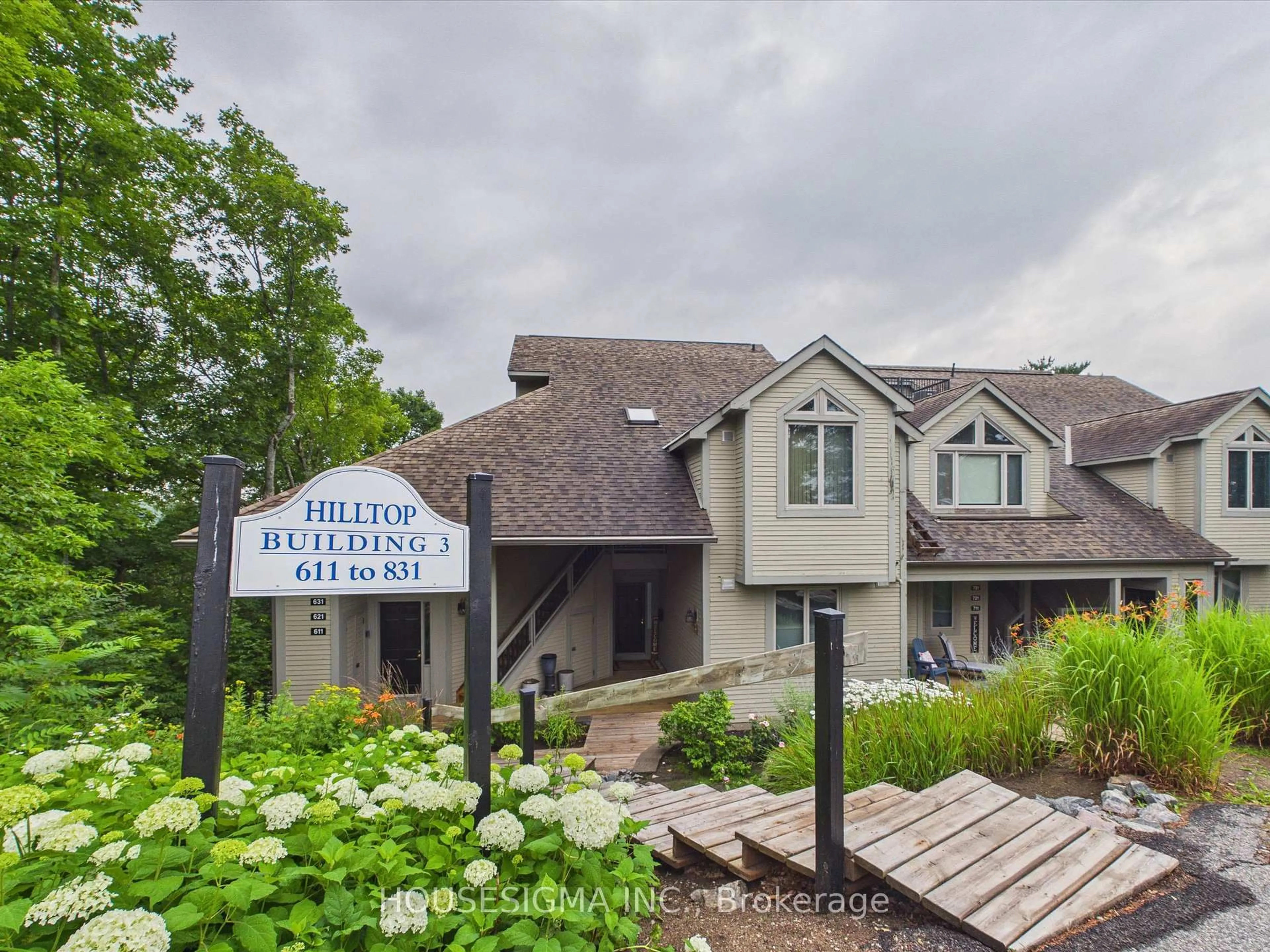 A pic from outside/outdoor area/front of a property/back of a property/a pic from drone, unknown for 631 Grandview Hilltop Dr #6, Huntsville Ontario P1H 2J5