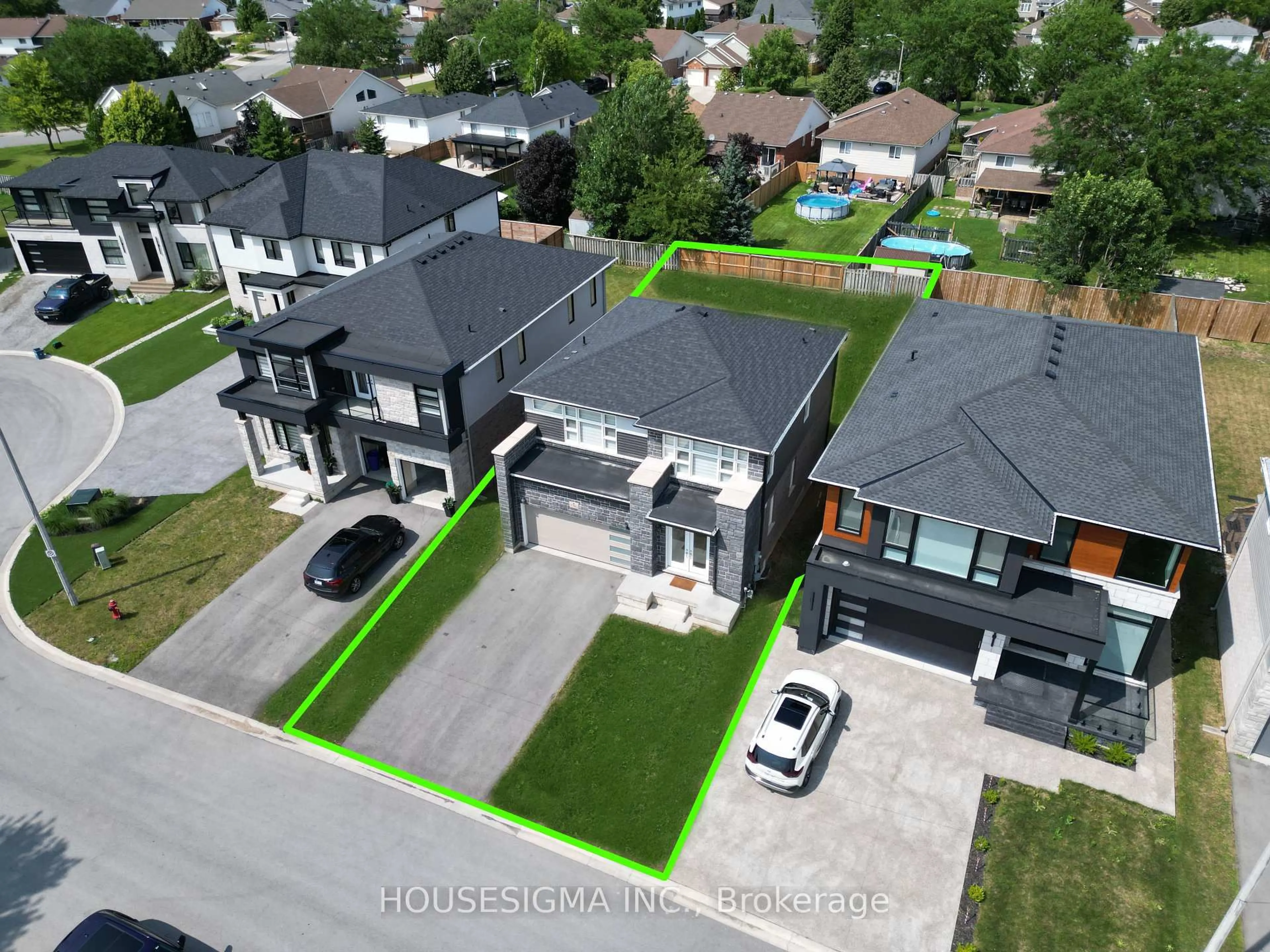 A pic from outside/outdoor area/front of a property/back of a property/a pic from drone, street for 7763 Secretariat Crt, Niagara Falls Ontario L7C 4G6