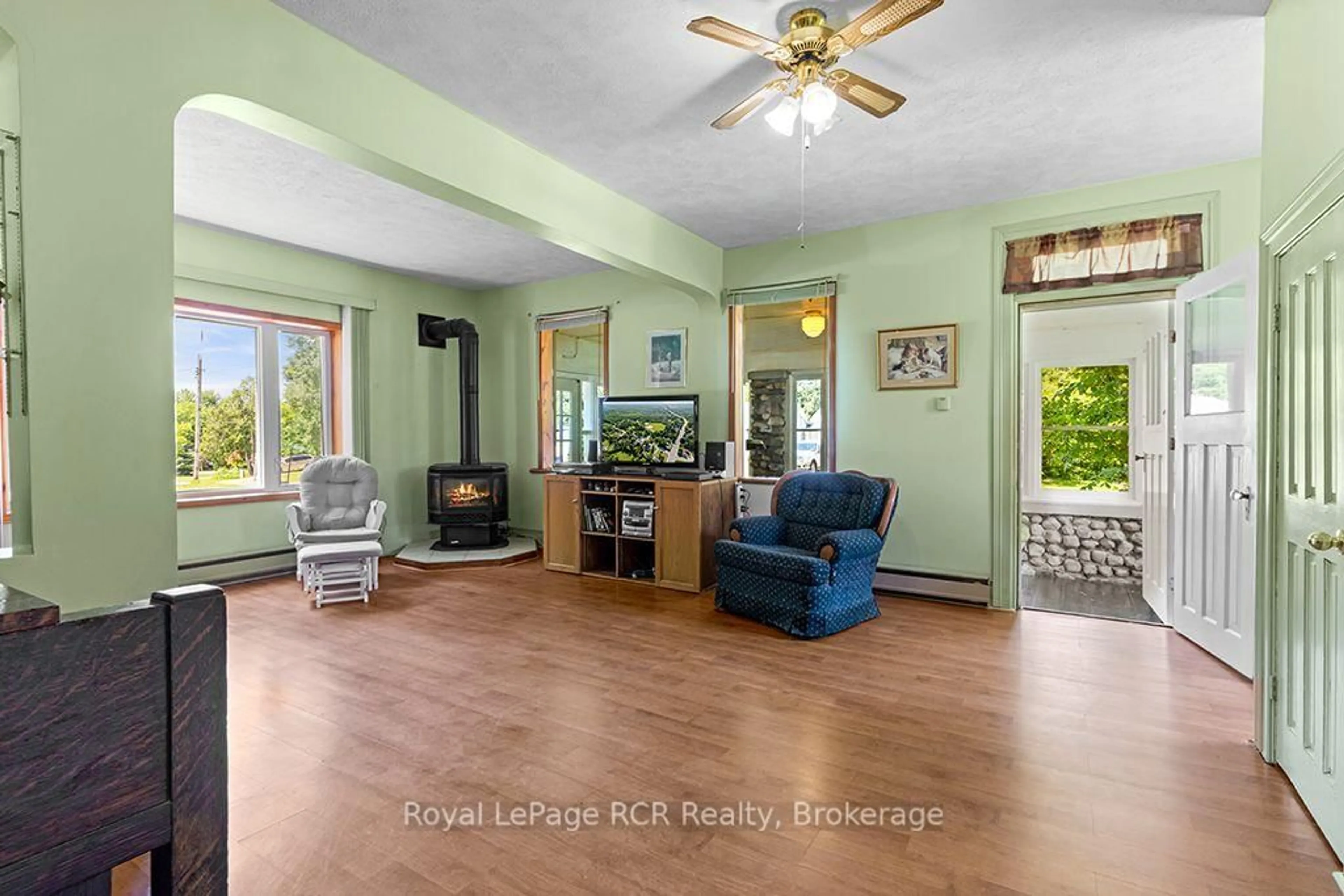 Living room with furniture, unknown for 680210 30 Sdrd, Chatsworth Ontario N0H 1R0
