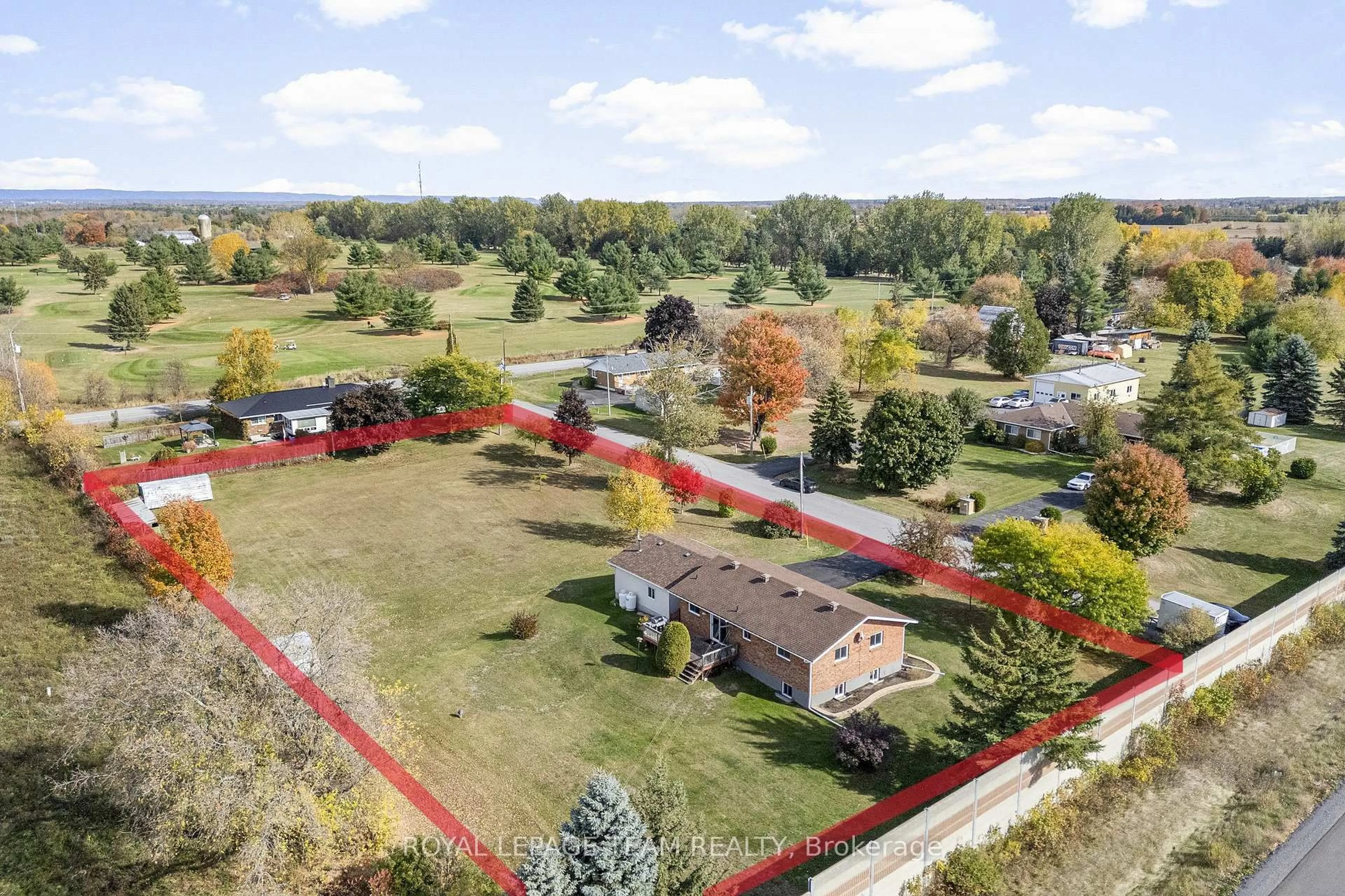 A pic from outside/outdoor area/front of a property/back of a property/a pic from drone, unknown for 1059 Flynn Ave, Ottawa Ontario K7S 3G7