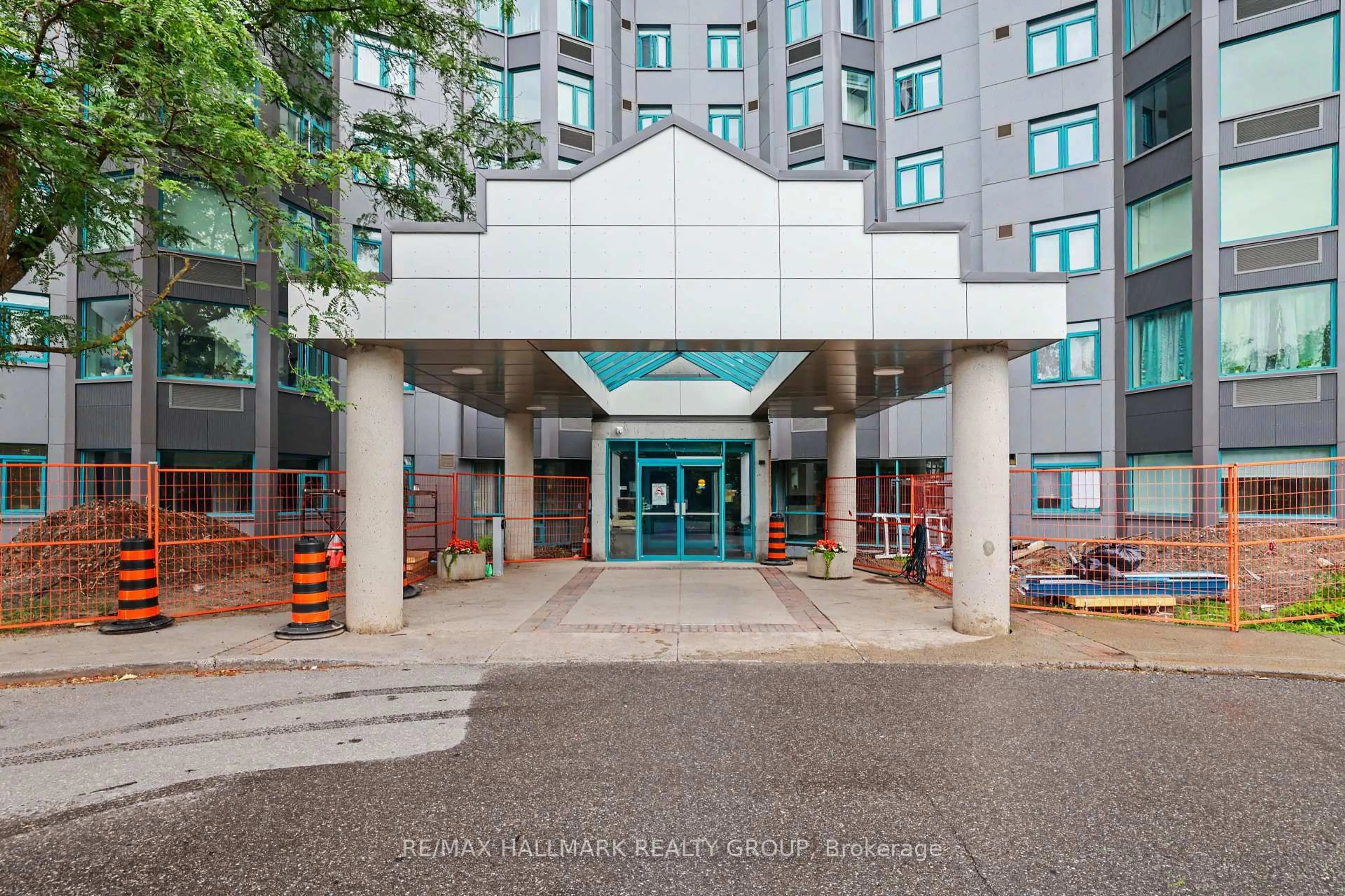 Indoor foyer for 1025 Grenon Ave #915, Ottawa Ontario K2B 8S5