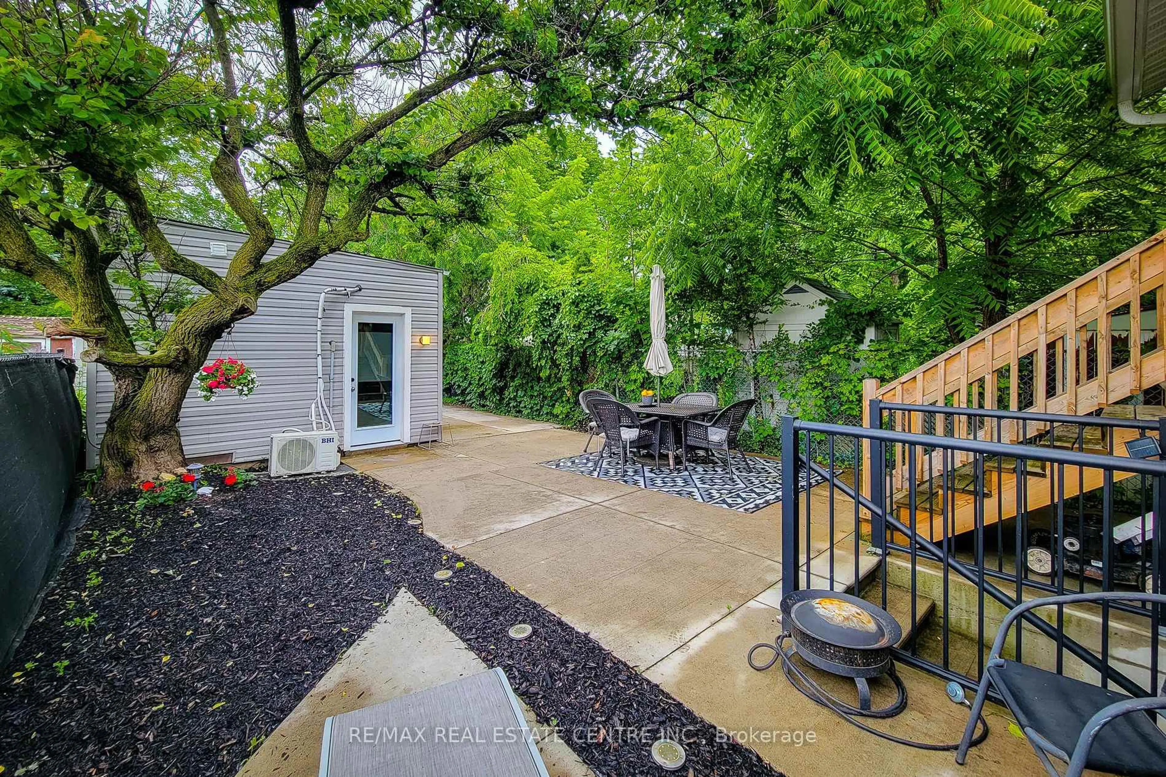 Patio, street for 58 East 22nd St, Hamilton Ontario L8V 2V3