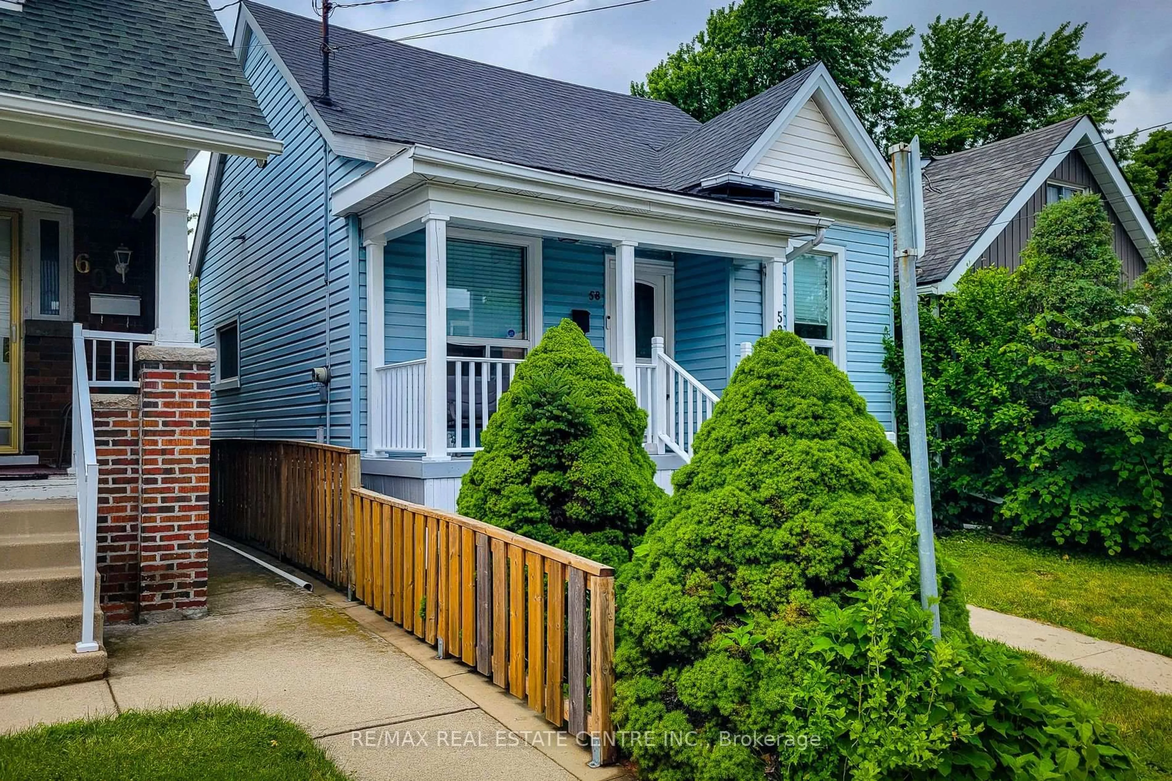 Home with vinyl exterior material, street for 58 East 22nd St, Hamilton Ontario L8V 2V3