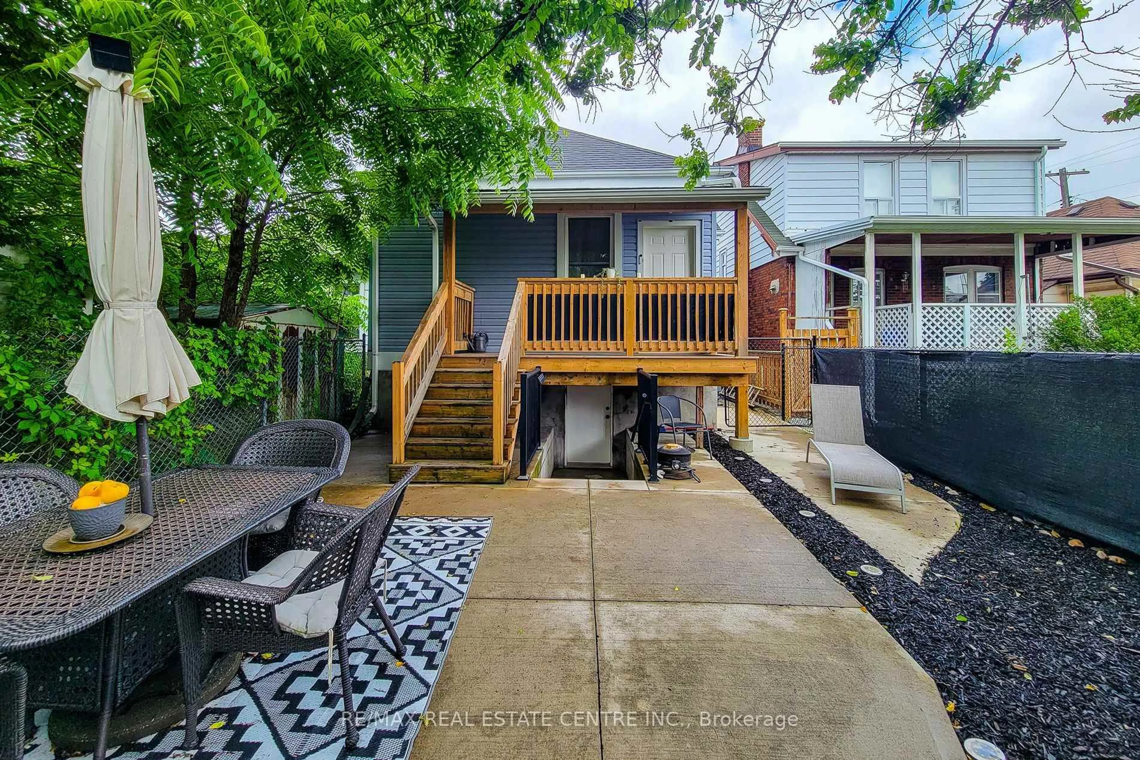 Patio, street for 58 East 22nd St, Hamilton Ontario L8V 2V3