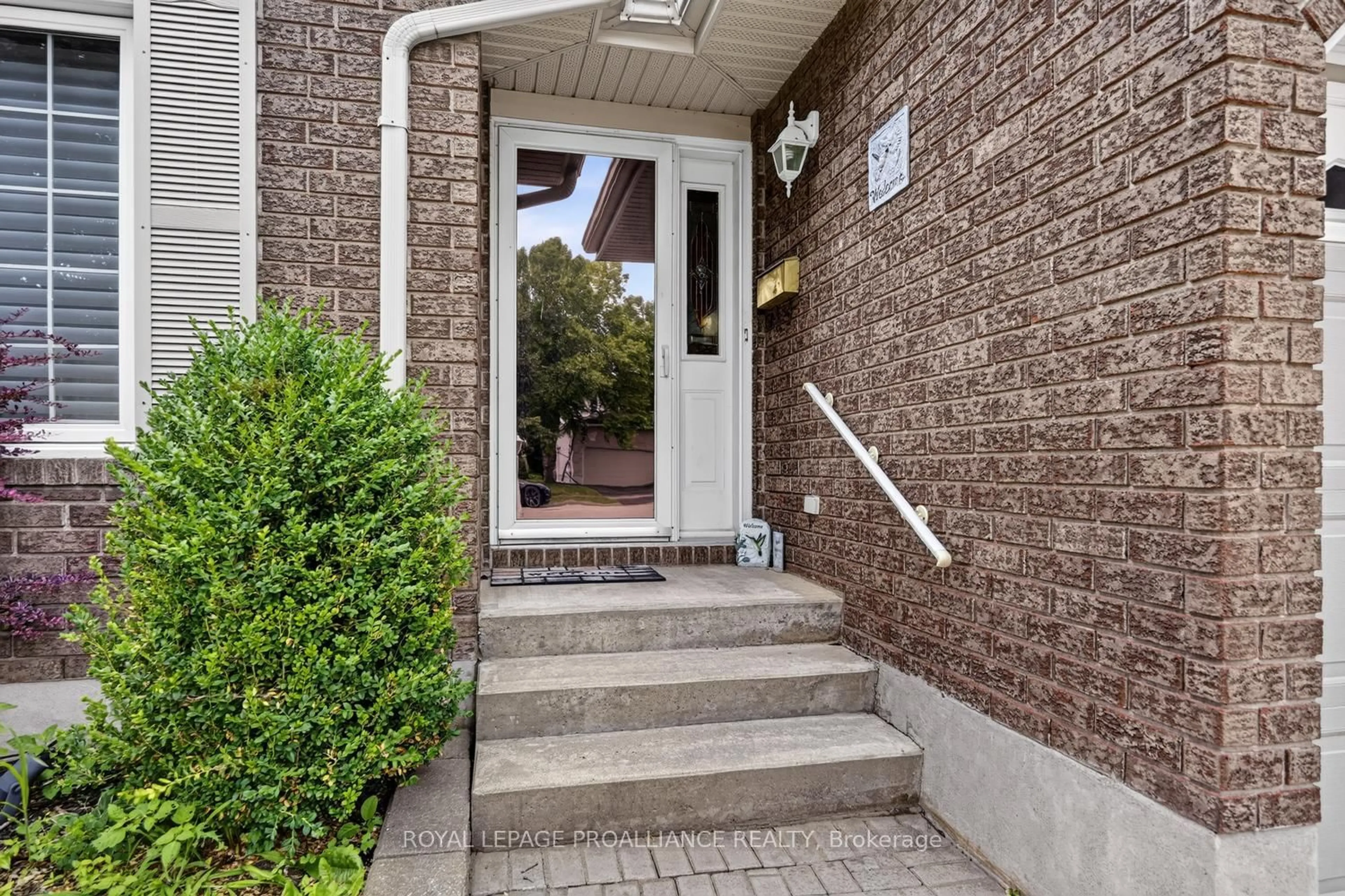 Indoor entryway for 1099 Bridlewood Dr, Brockville Ontario K6V 7G2