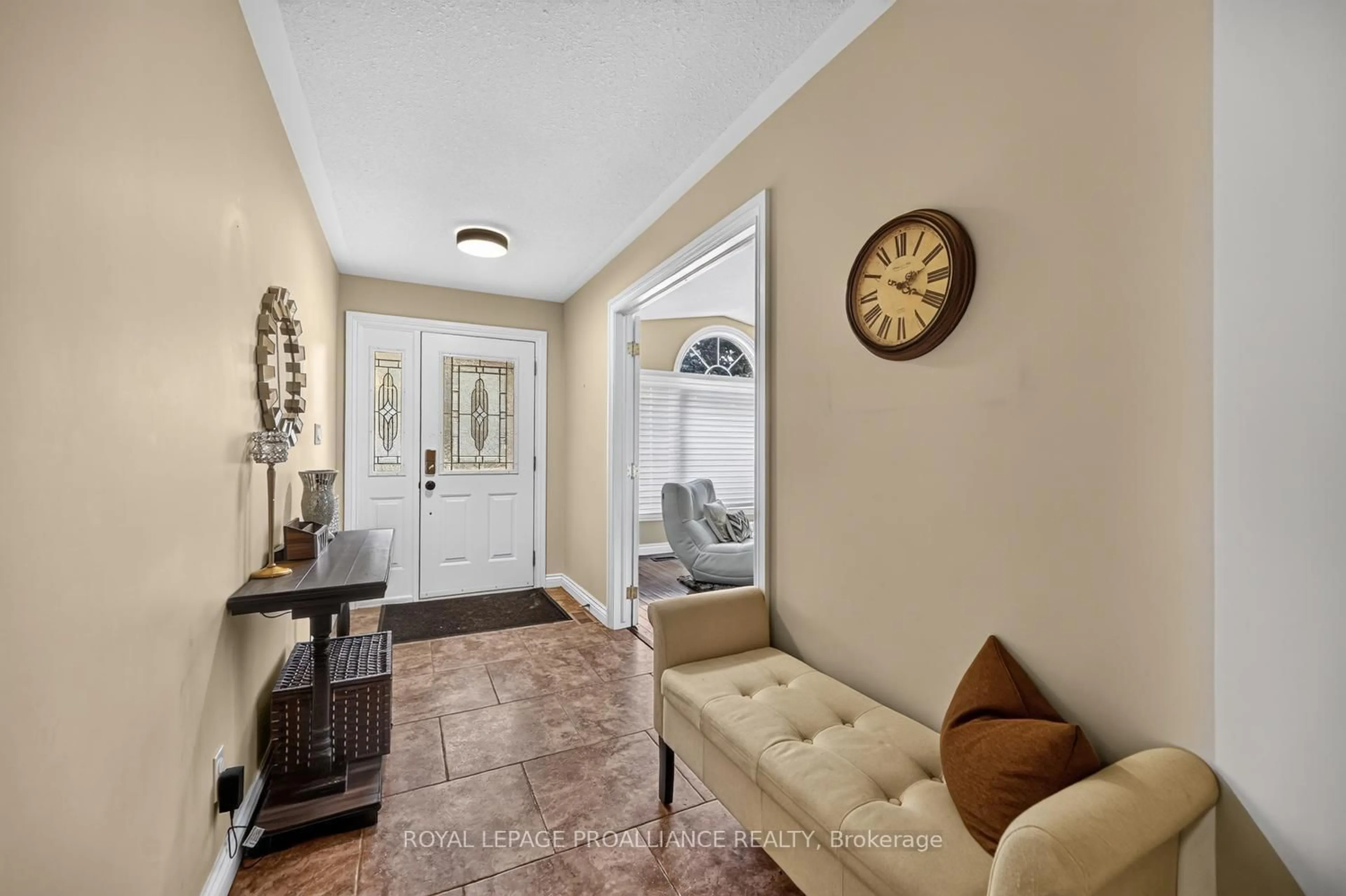 Indoor entryway for 1099 Bridlewood Dr, Brockville Ontario K6V 7G2
