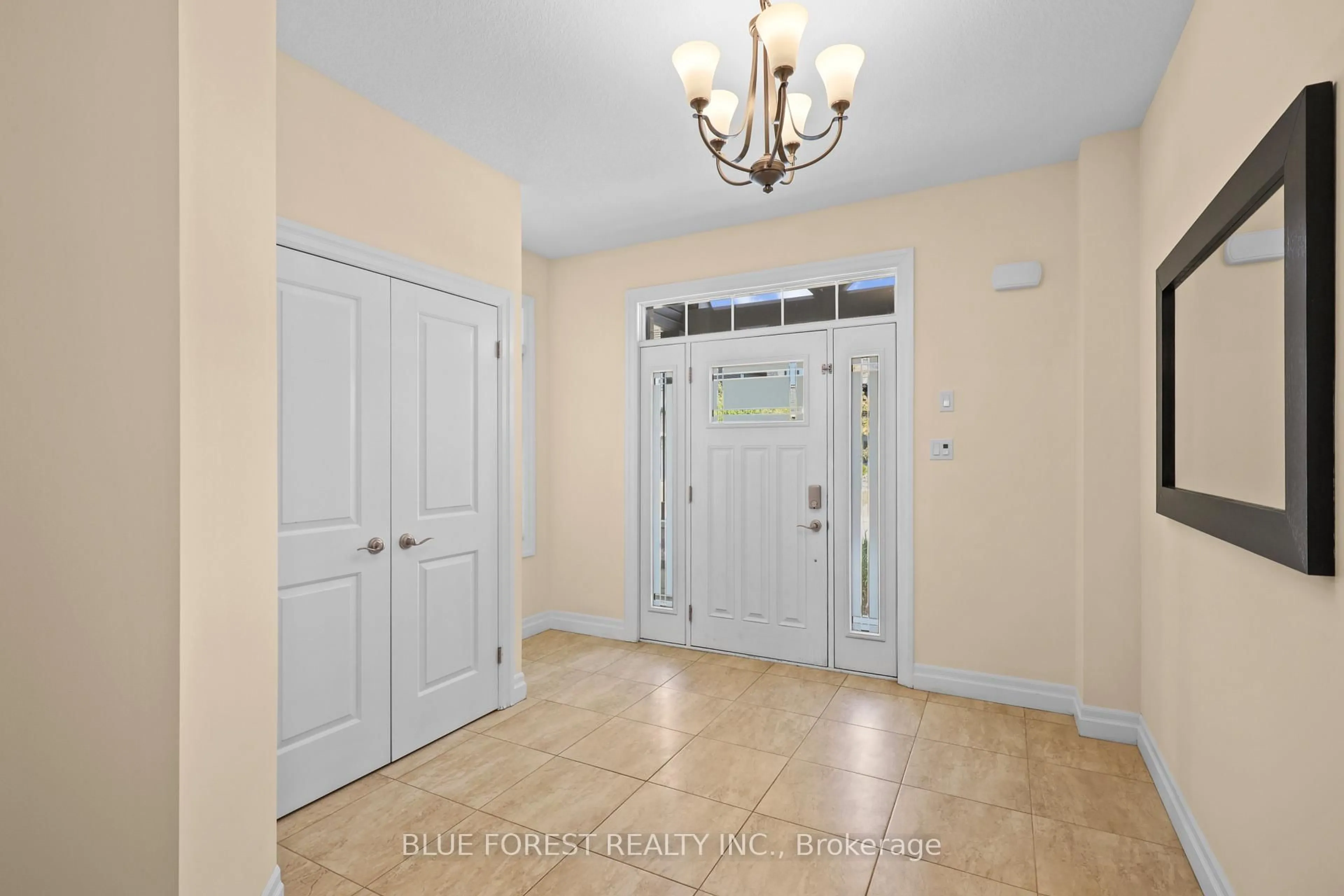 Indoor entryway for 1061 Eagletrace Dr #177, London North Ontario N6G 0T3