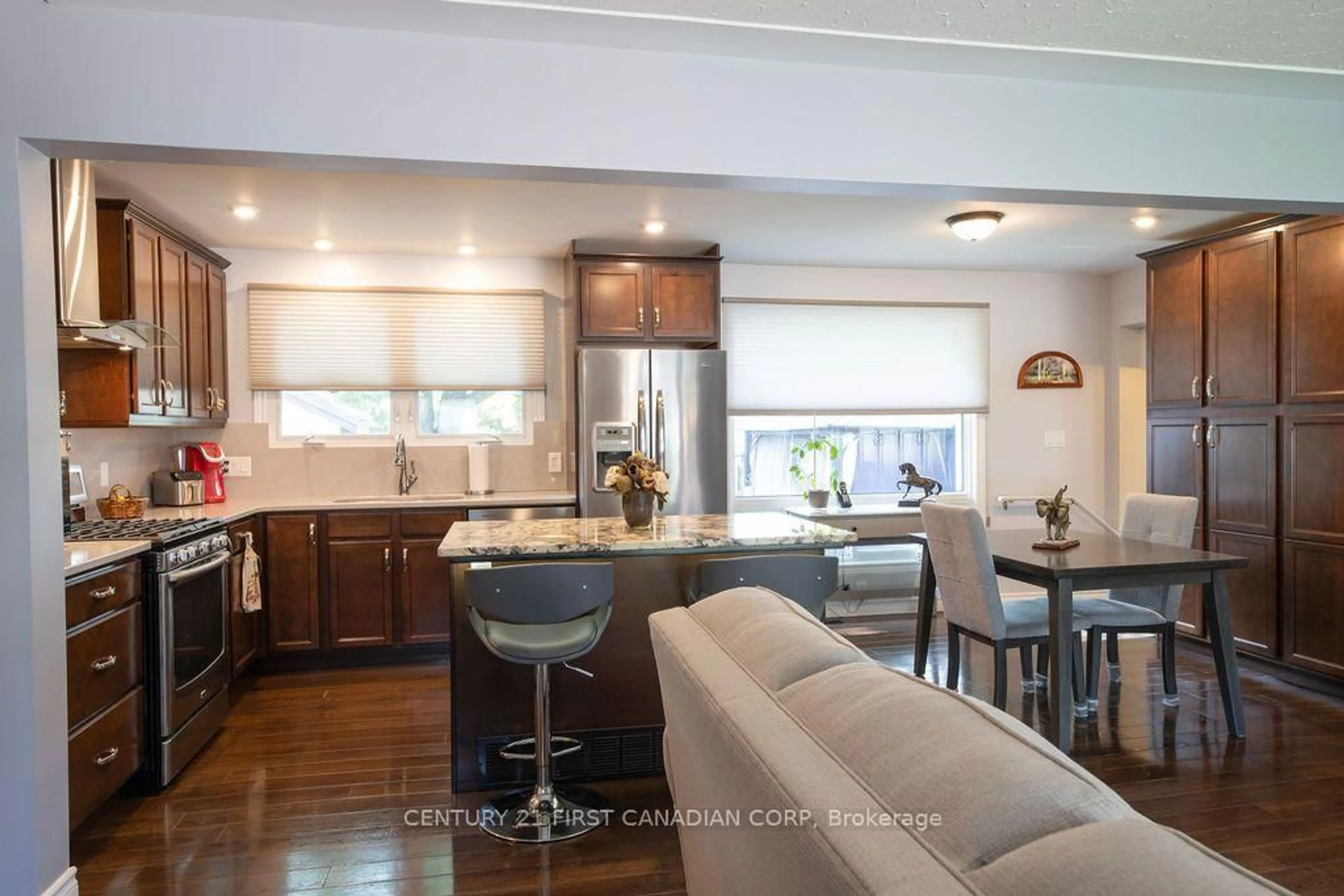 Open concept kitchen, unknown for 252 Rapley St, Strathroy-Caradoc Ontario N7G 3E6