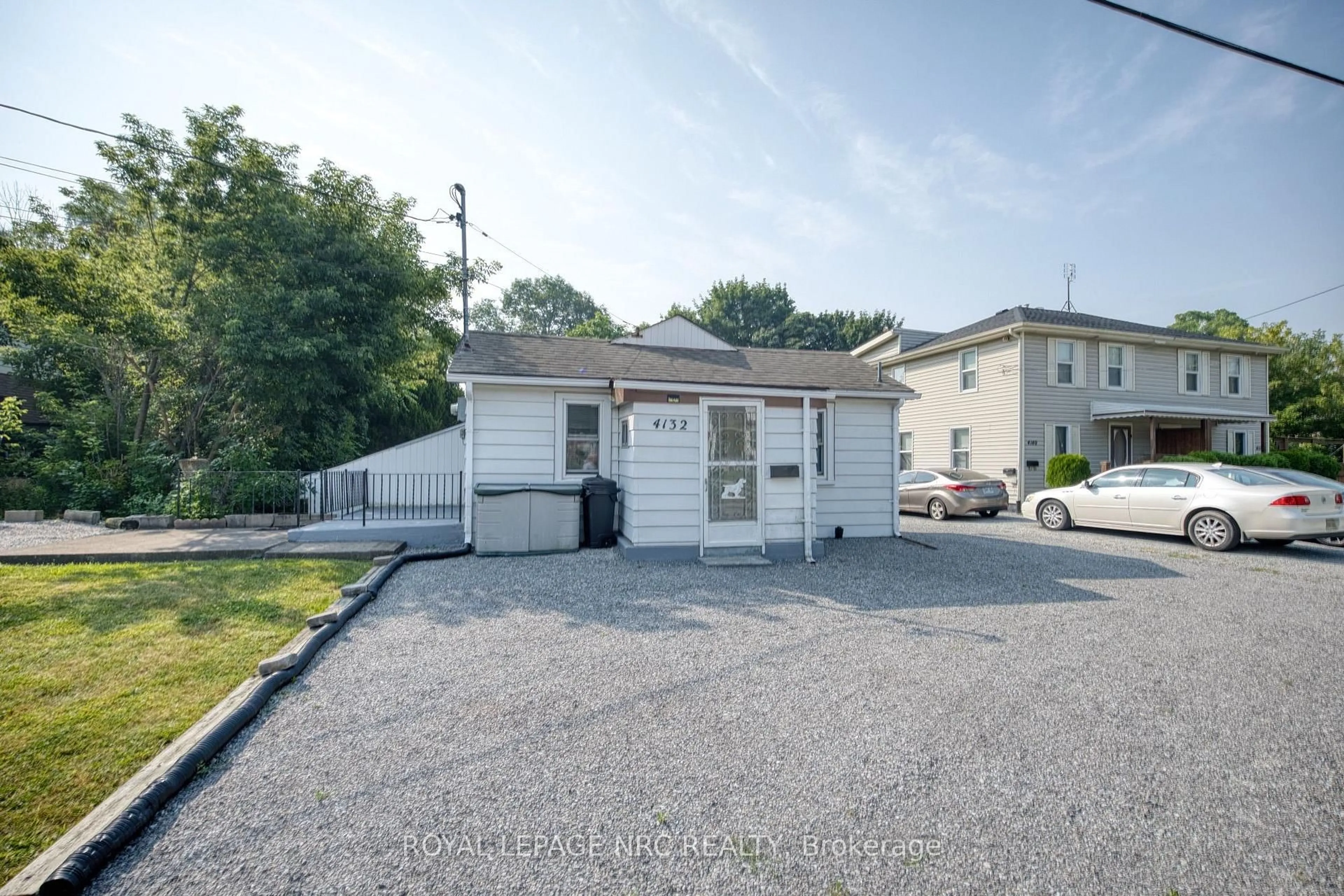A pic from outside/outdoor area/front of a property/back of a property/a pic from drone, street for 4132 Chippawa Pkwy, Niagara Falls Ontario L2G 6E5