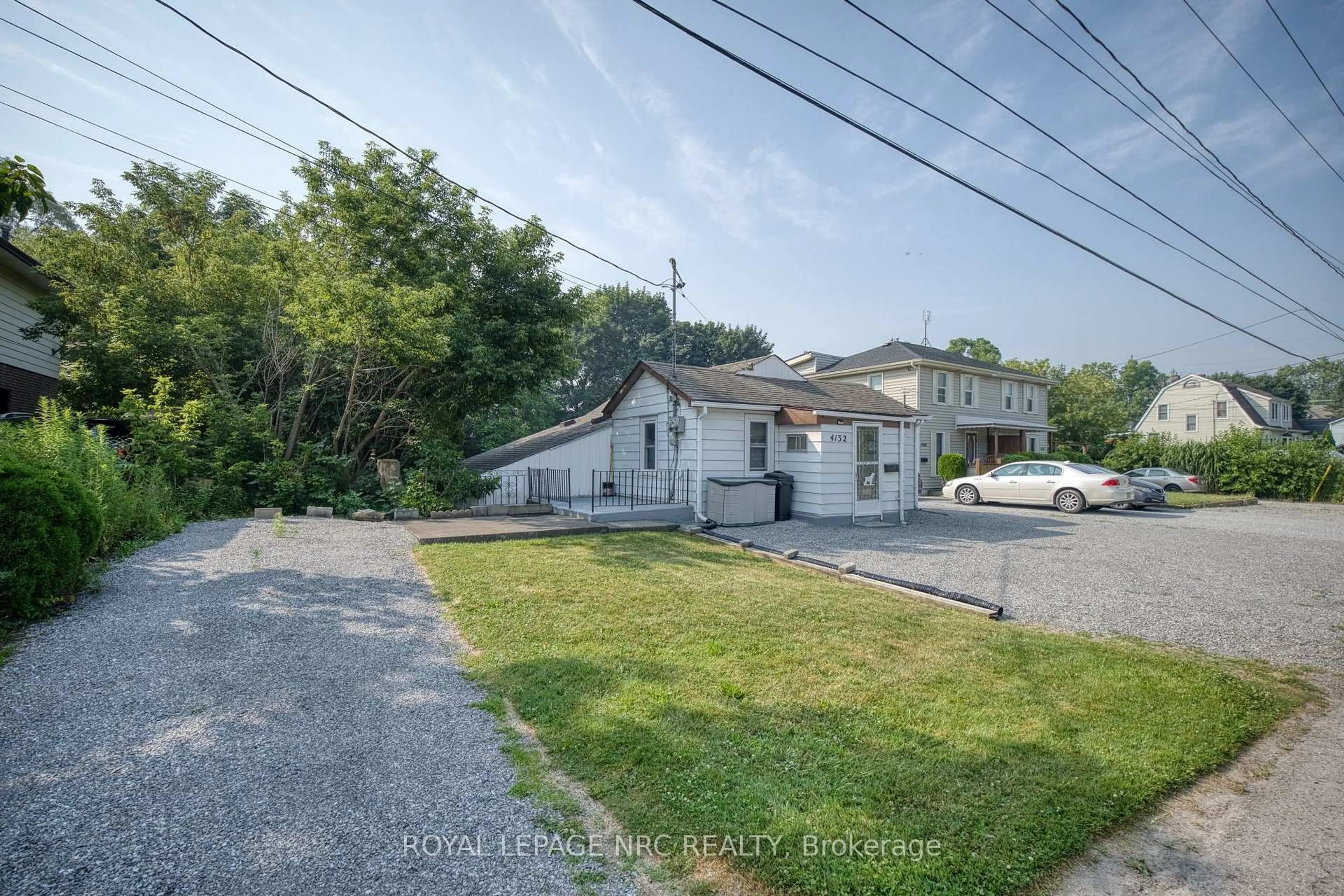 A pic from outside/outdoor area/front of a property/back of a property/a pic from drone, street for 4132 Chippawa Pkwy, Niagara Falls Ontario L2G 6E5