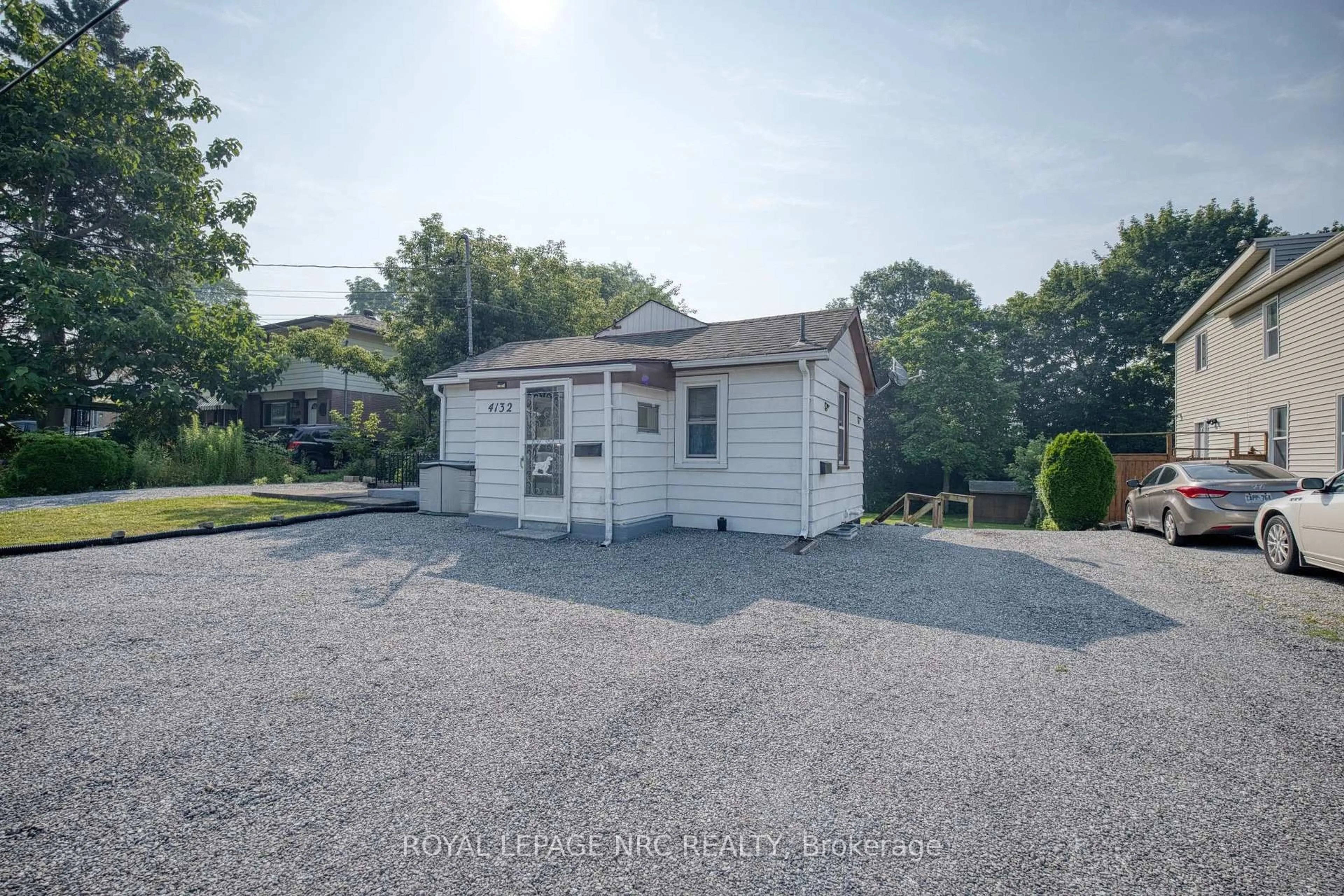 A pic from outside/outdoor area/front of a property/back of a property/a pic from drone, street for 4132 Chippawa Pkwy, Niagara Falls Ontario L2G 6E5
