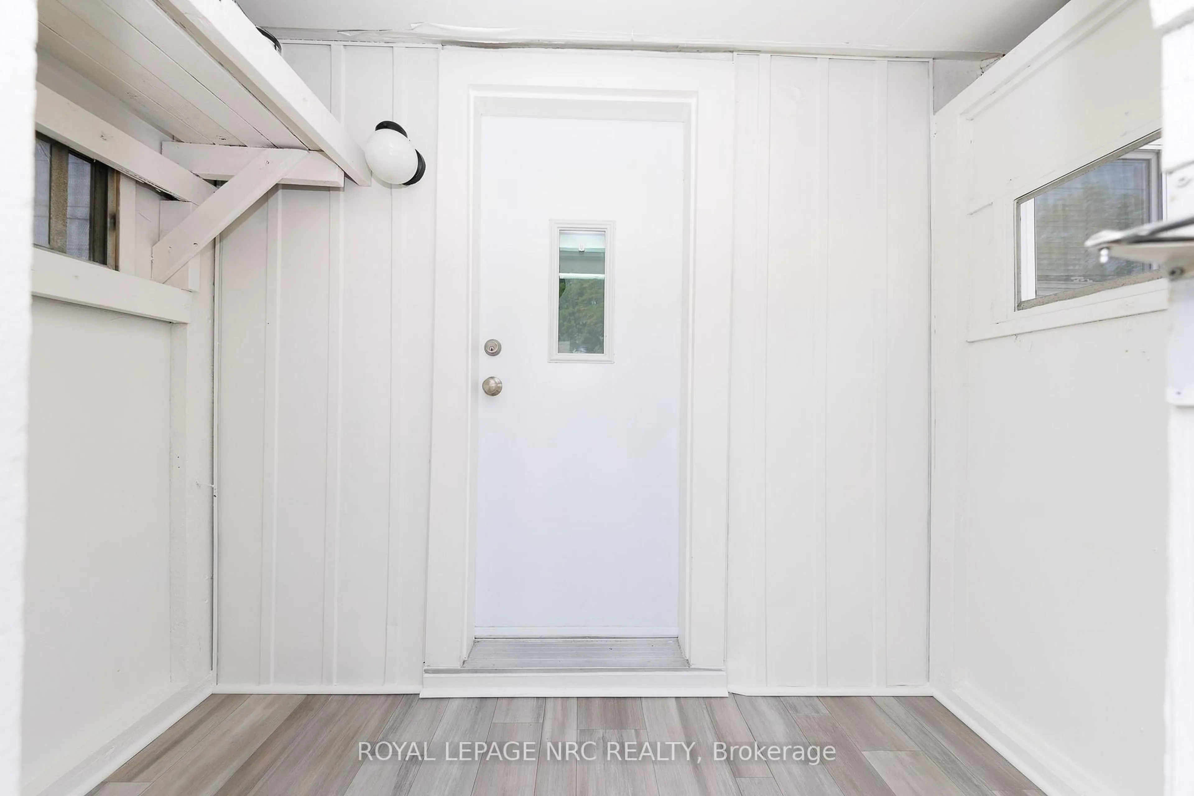 Indoor entryway for 4132 Chippawa Pkwy, Niagara Falls Ontario L2G 6E5