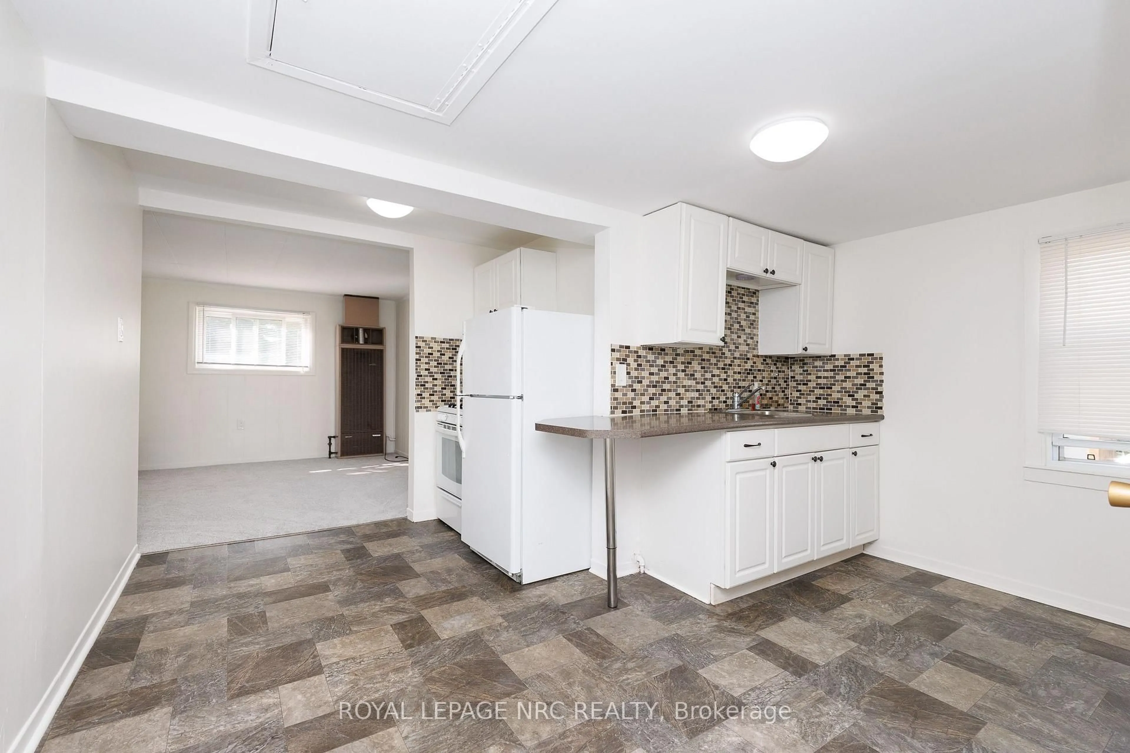 Standard kitchen, ceramic/tile floor for 4132 Chippawa Pkwy, Niagara Falls Ontario L2G 6E5