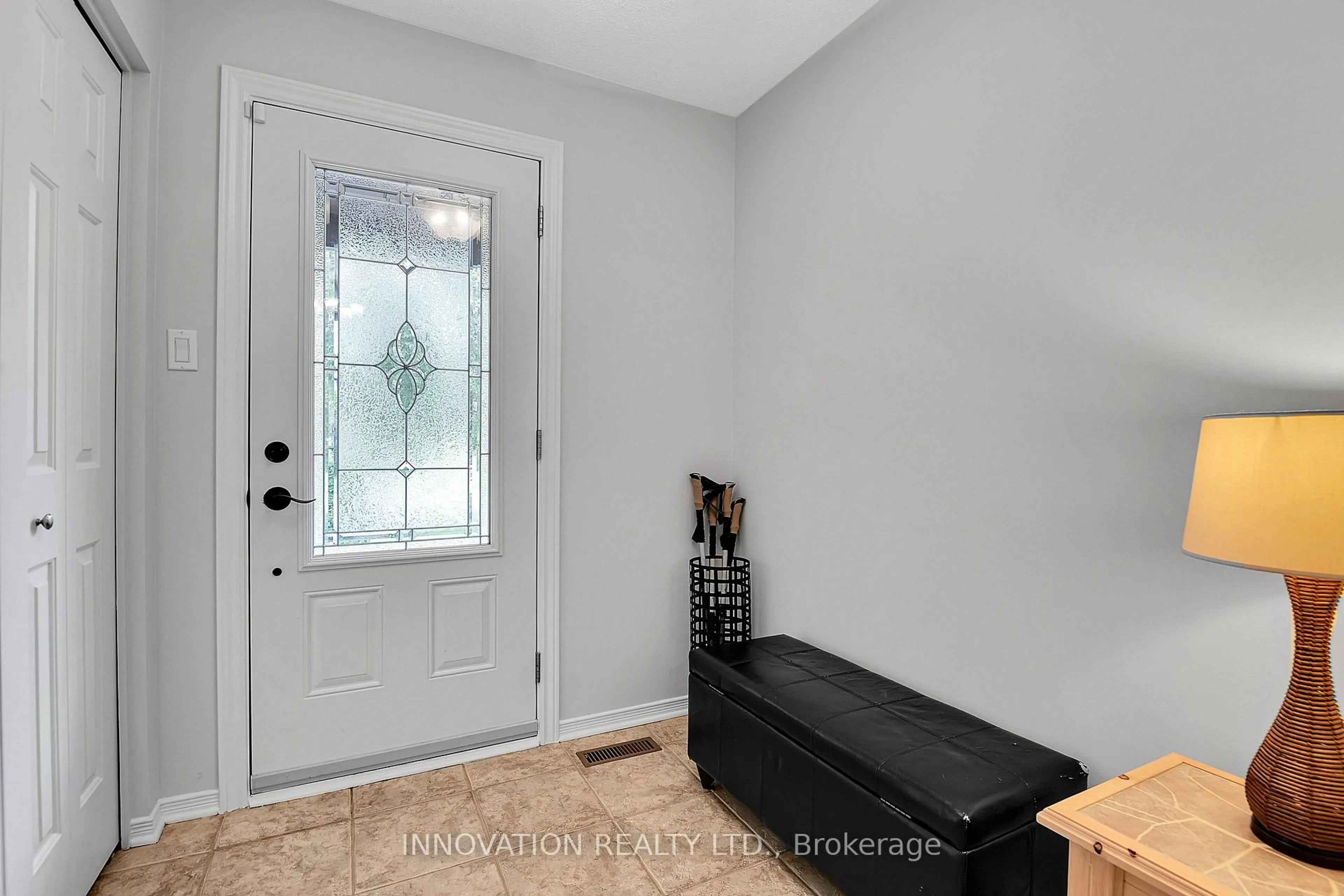 Indoor entryway for 27 Cullen Crt, Ottawa Ontario K2G 4Z3