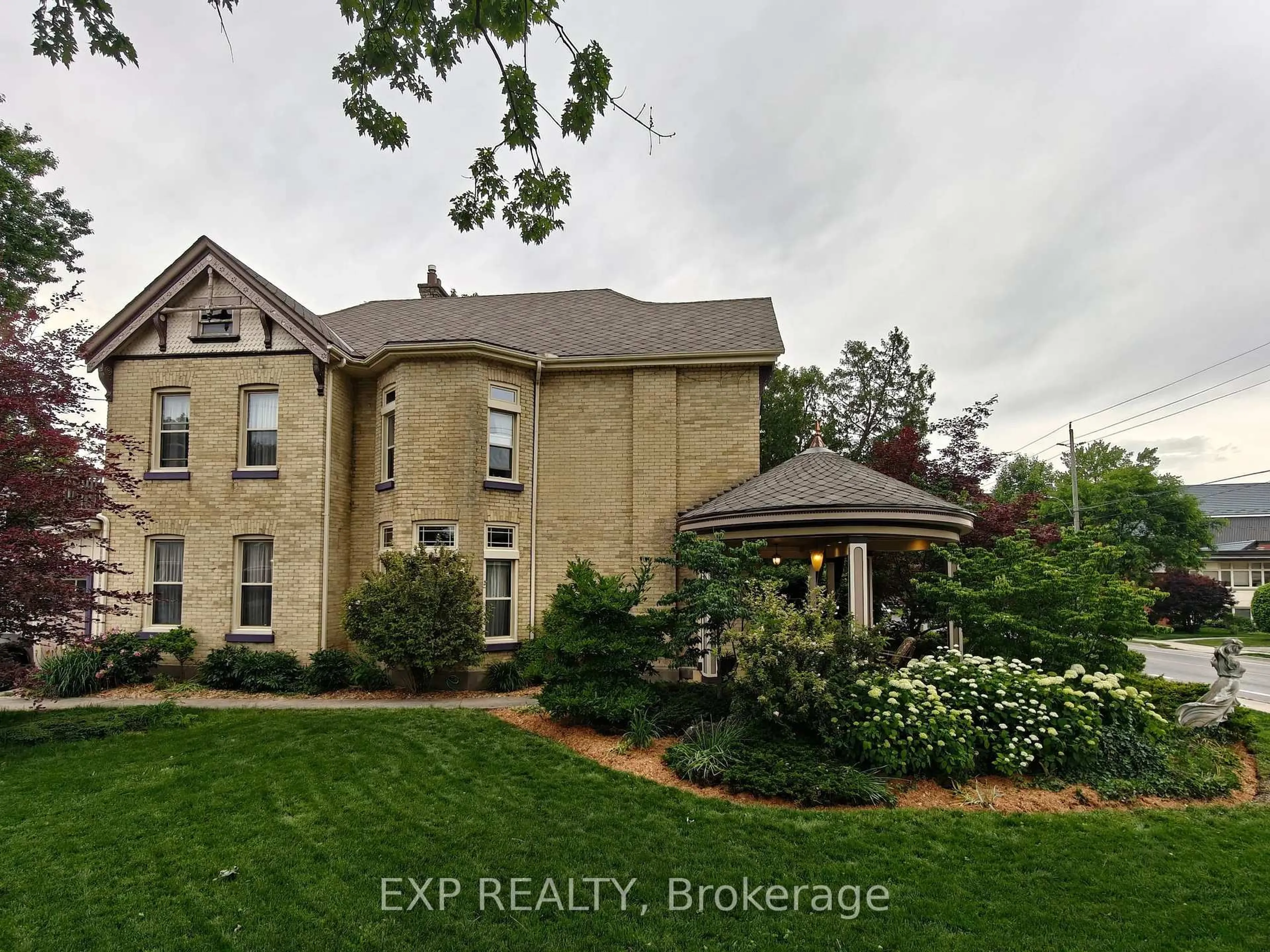 A pic from outside/outdoor area/front of a property/back of a property/a pic from drone, building for 307 Ridout St, London South Ontario N6C 3Y9