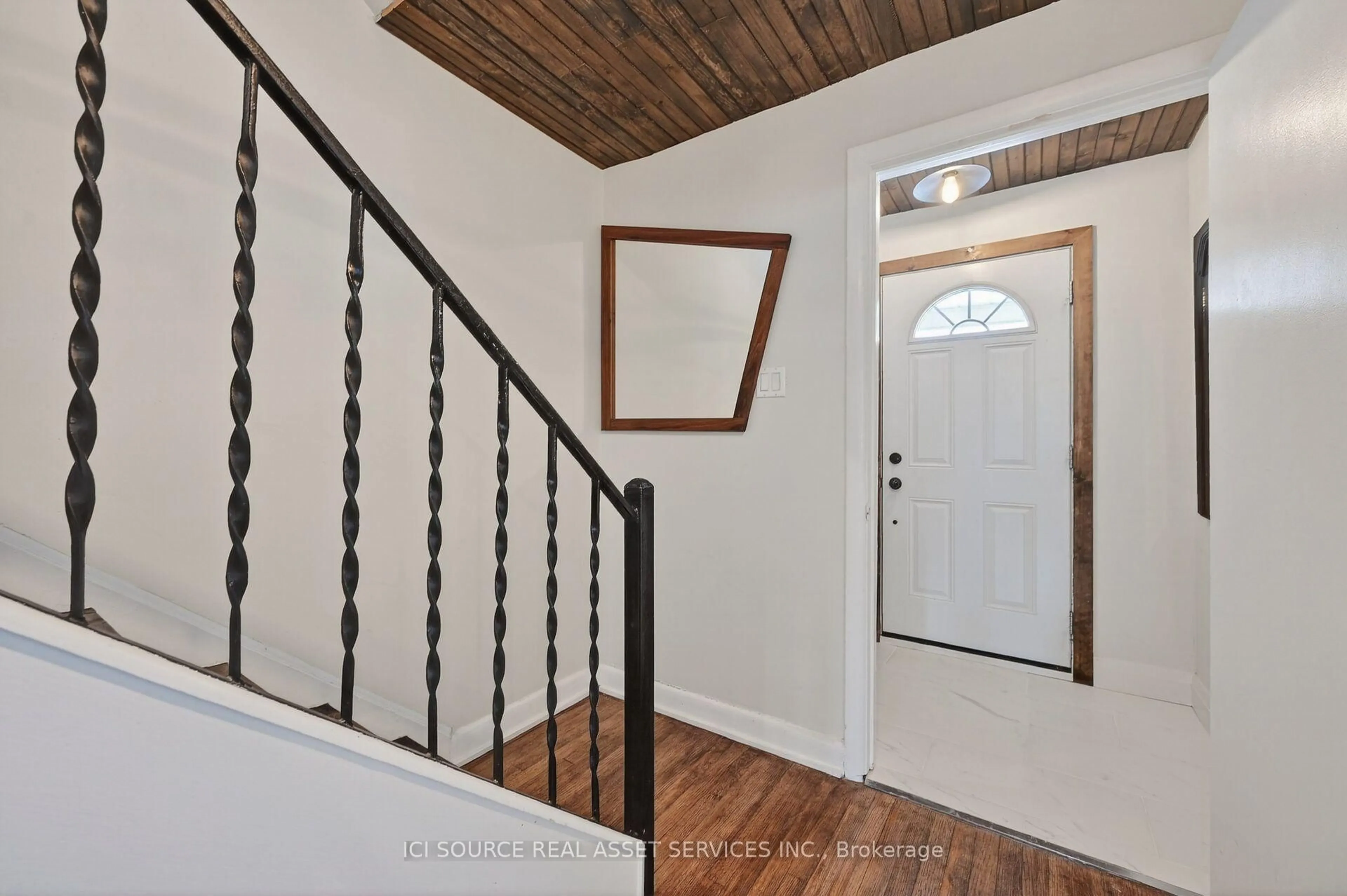 Indoor entryway for 1126 Woodroffe Ave, Ottawa Ontario K2C 2T1