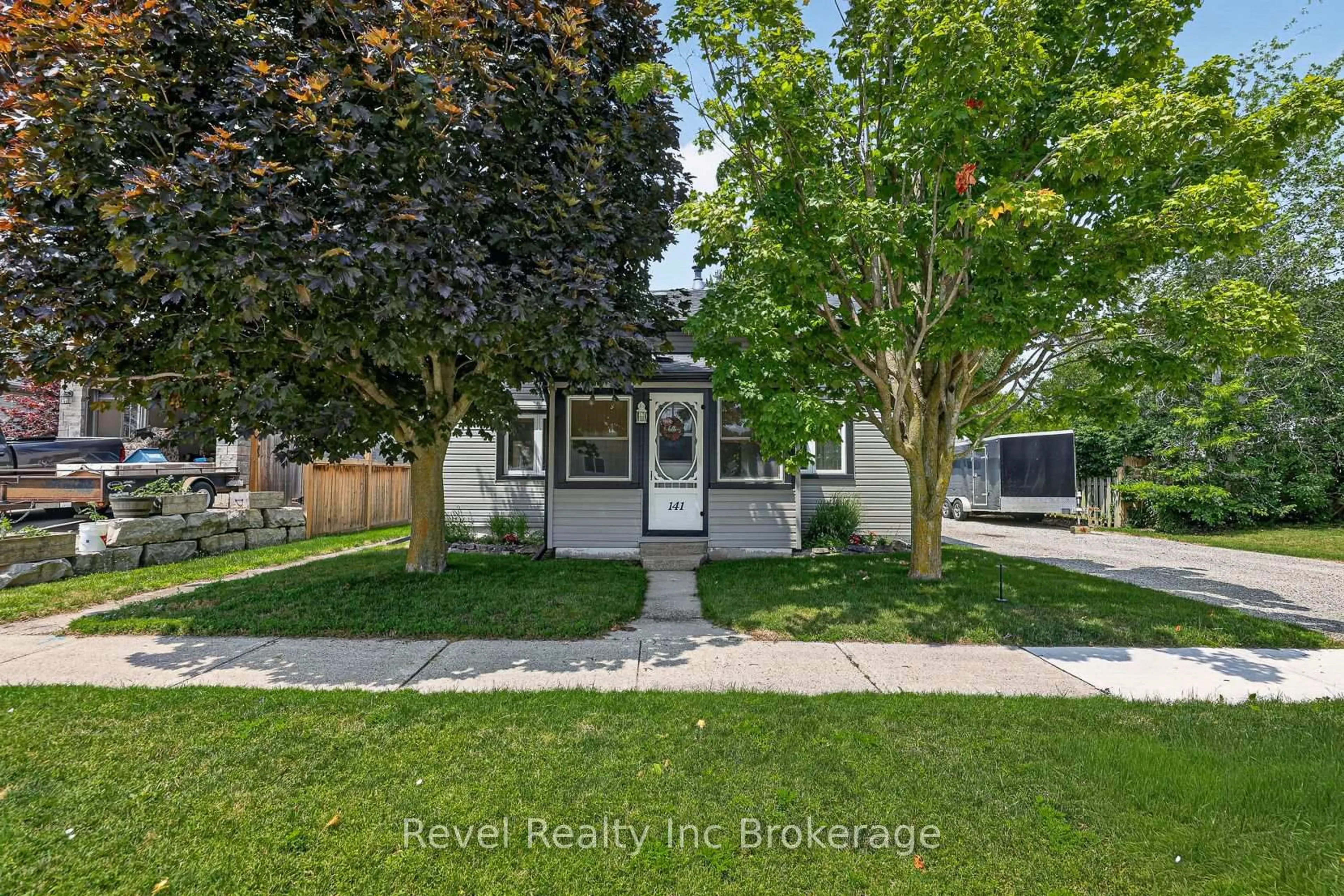 A pic from outside/outdoor area/front of a property/back of a property/a pic from drone, street for 141 Carnegie St, Ingersoll Ontario N5C 1L1