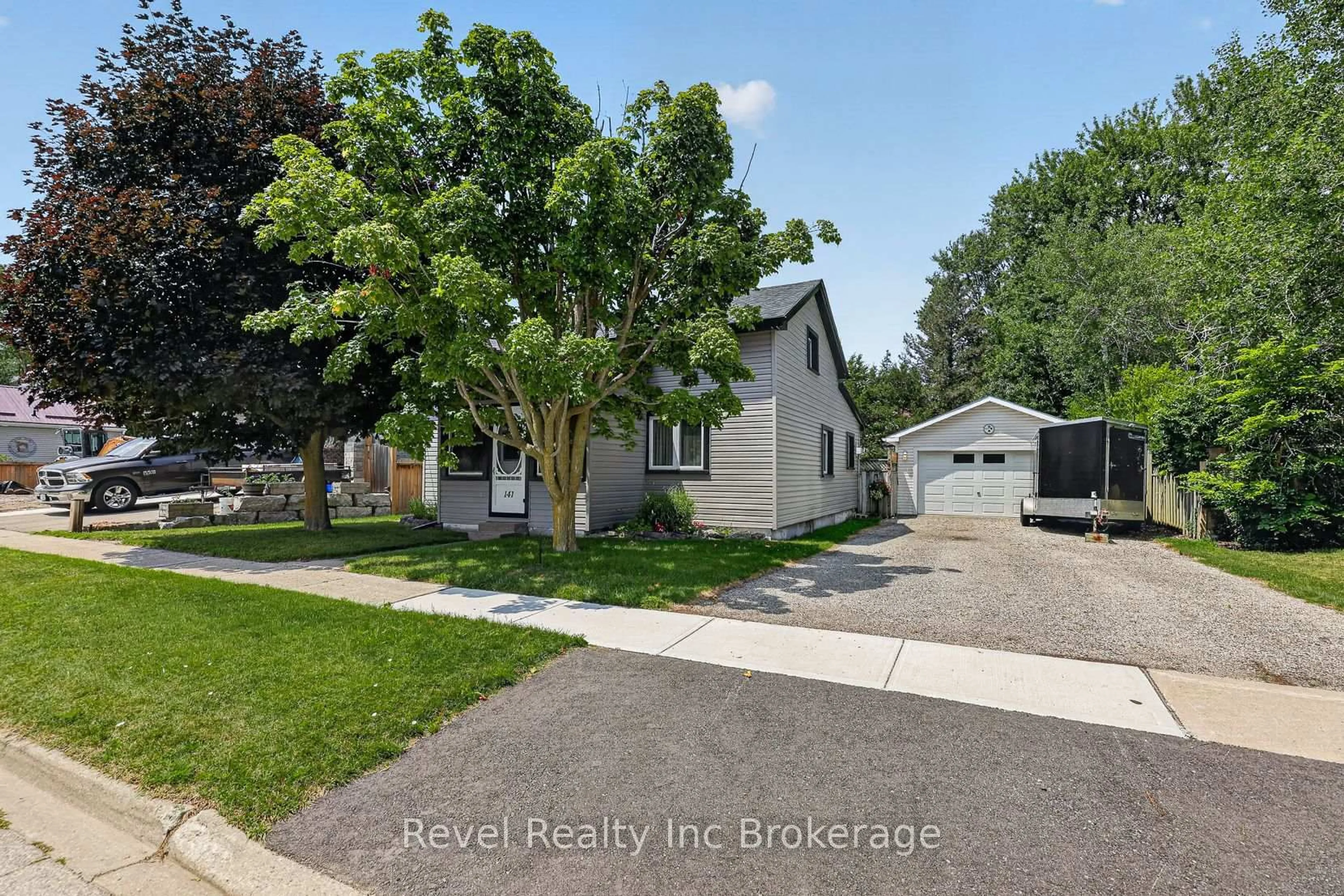 A pic from outside/outdoor area/front of a property/back of a property/a pic from drone, street for 141 Carnegie St, Ingersoll Ontario N5C 1L1