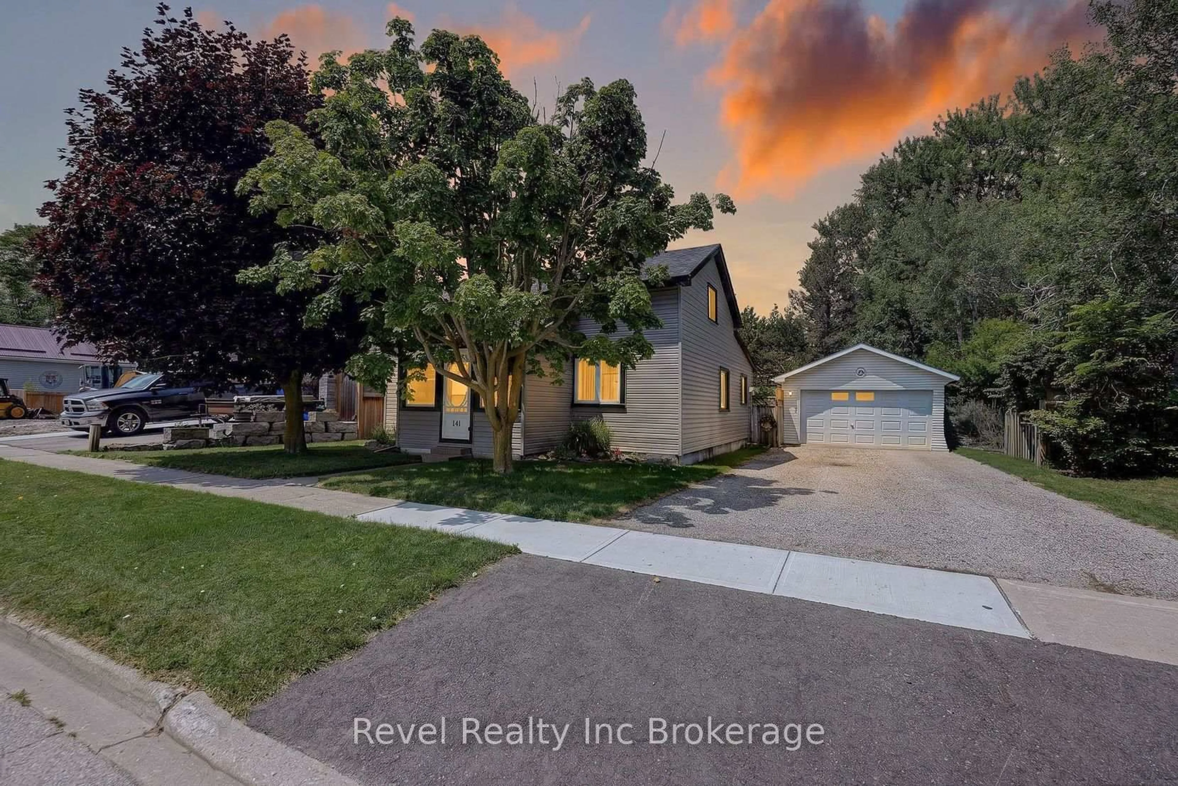 A pic from outside/outdoor area/front of a property/back of a property/a pic from drone, street for 141 Carnegie St, Ingersoll Ontario N5C 1L1