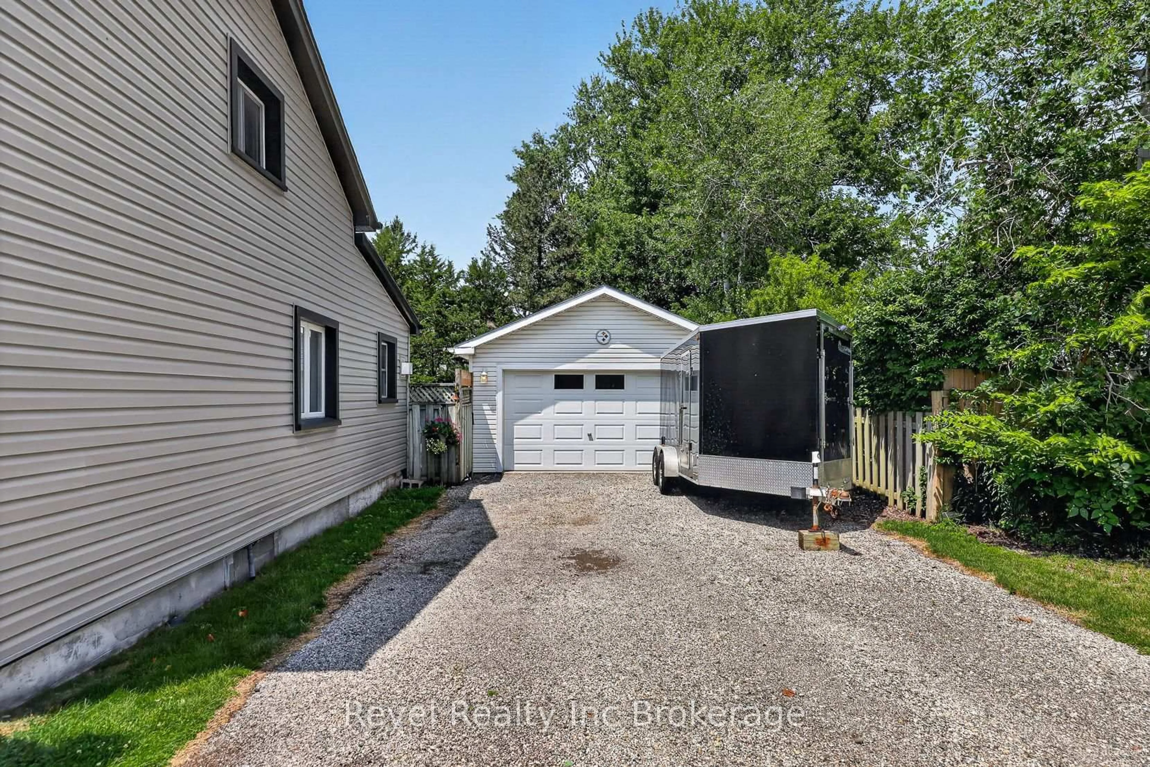 Unknown for 141 Carnegie St, Ingersoll Ontario N5C 1L1