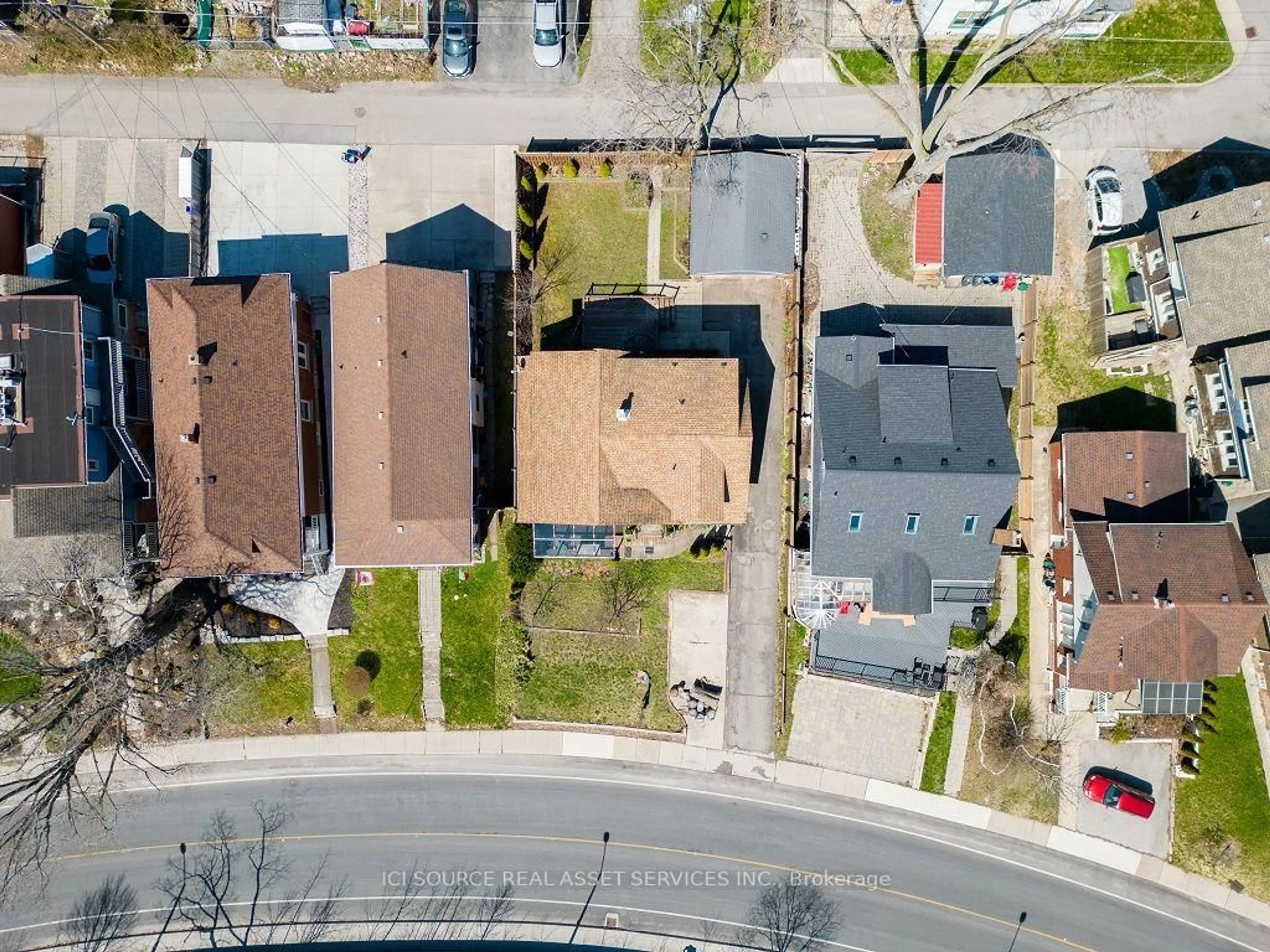 A pic from outside/outdoor area/front of a property/back of a property/a pic from drone, street for 5207 River Rd, Niagara Falls Ontario L2E 3G9