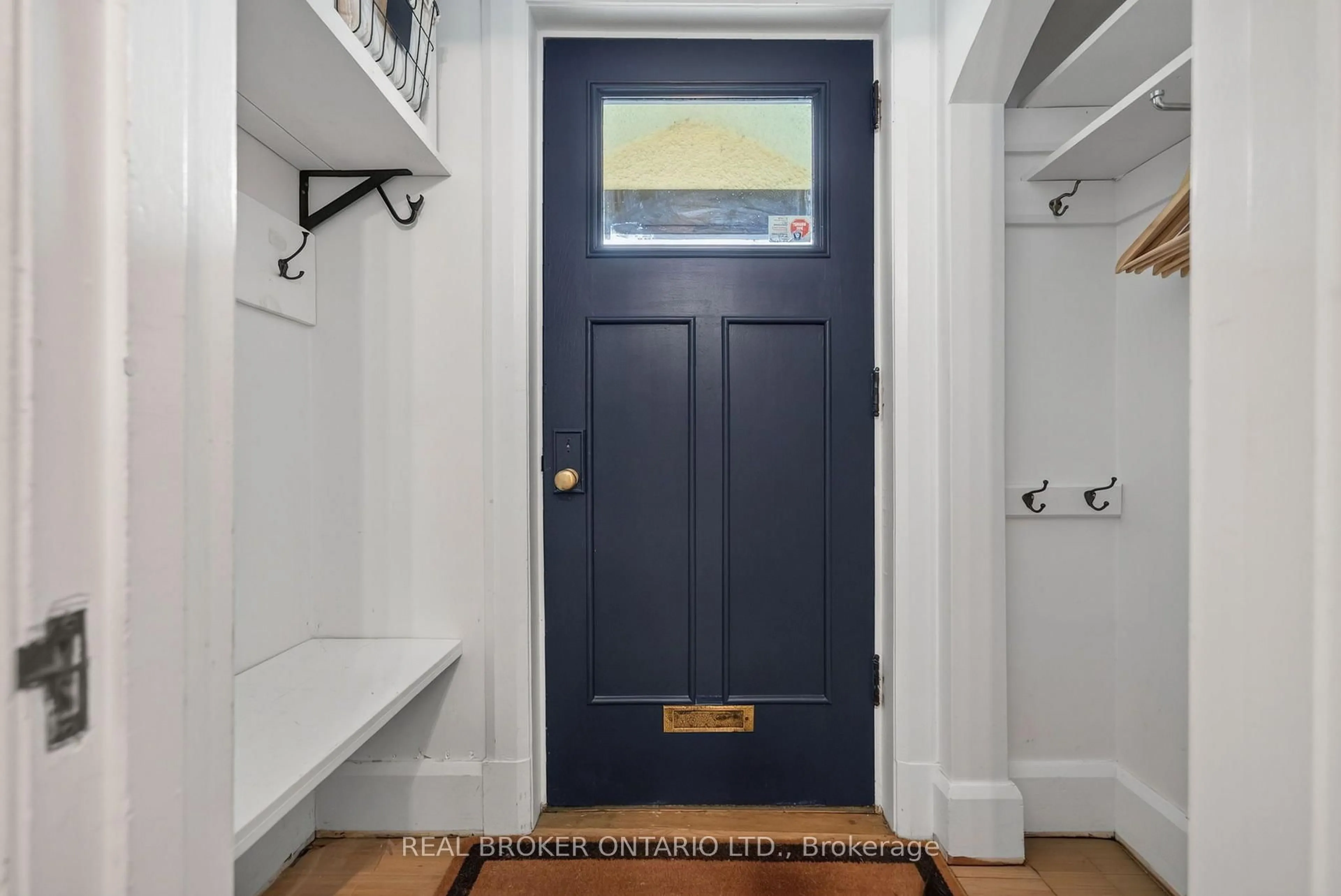 Indoor entryway for 17 Lakeview Terr, Ottawa Ontario K1S 3H3