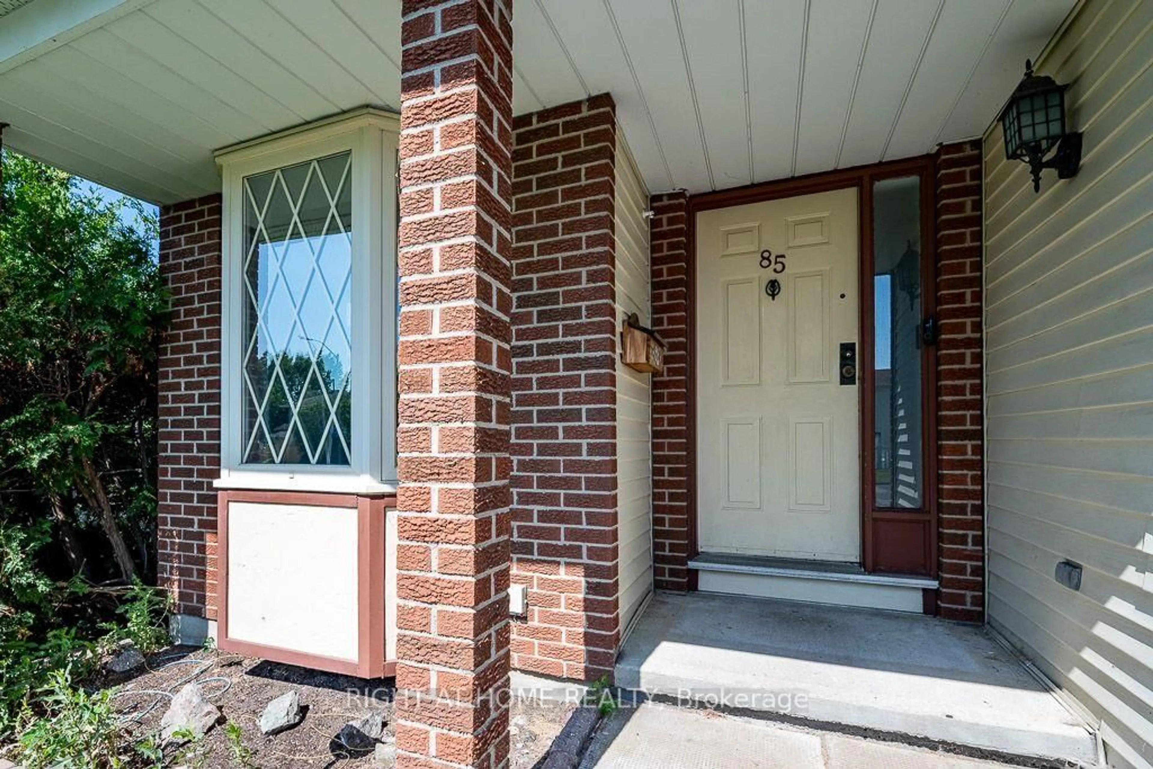 Indoor entryway for 85 Winchester Dr, Ottawa Ontario K2L 2R3