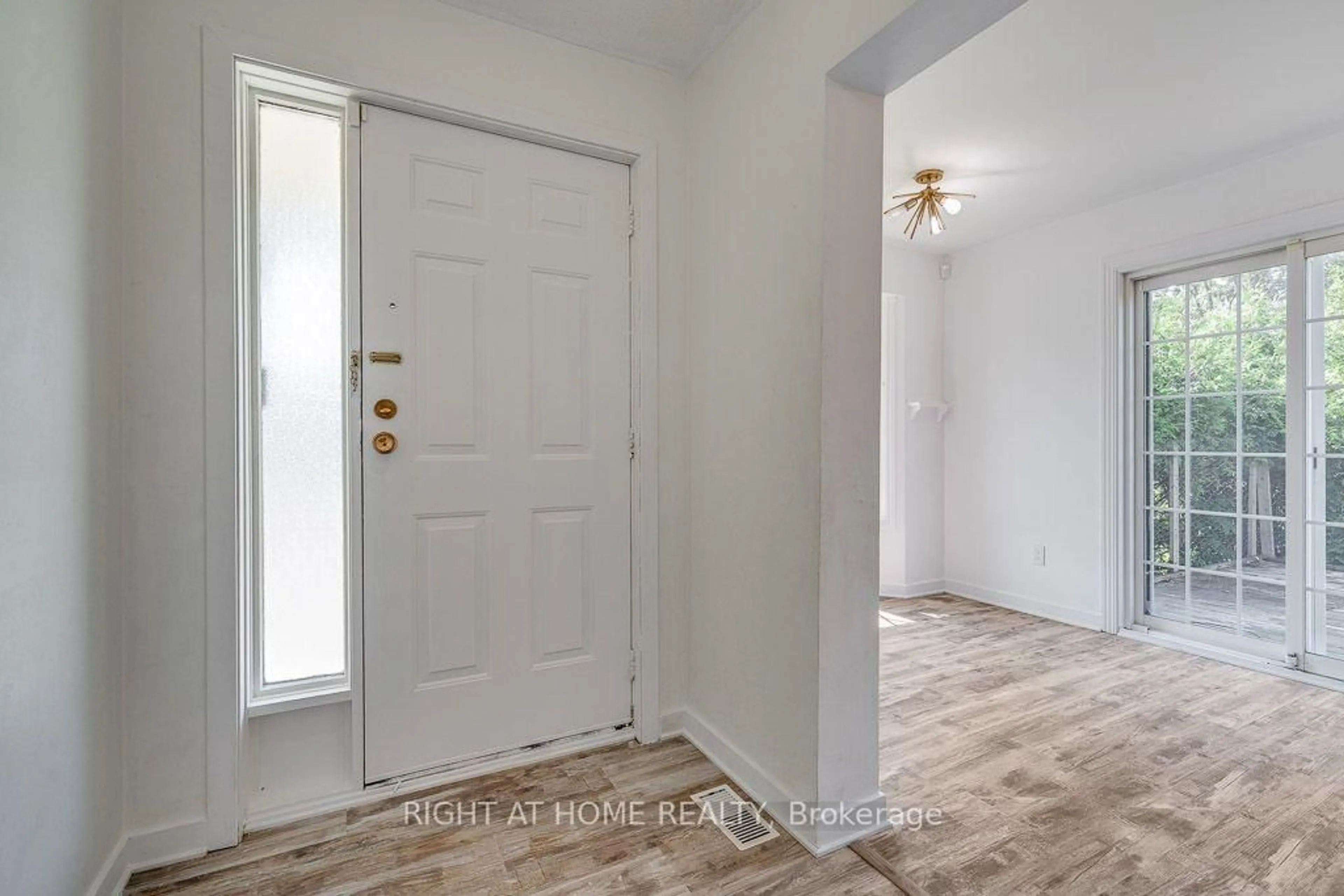 Indoor entryway for 85 Winchester Dr, Ottawa Ontario K2L 2R3