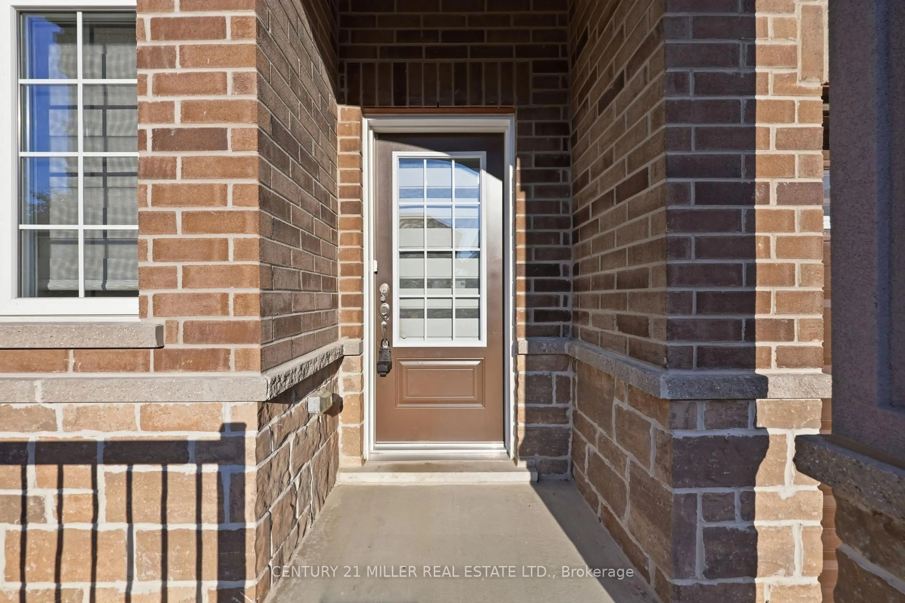 Indoor entryway for 10 Linden Park Lane, Hamilton Ontario L9A 1Y1